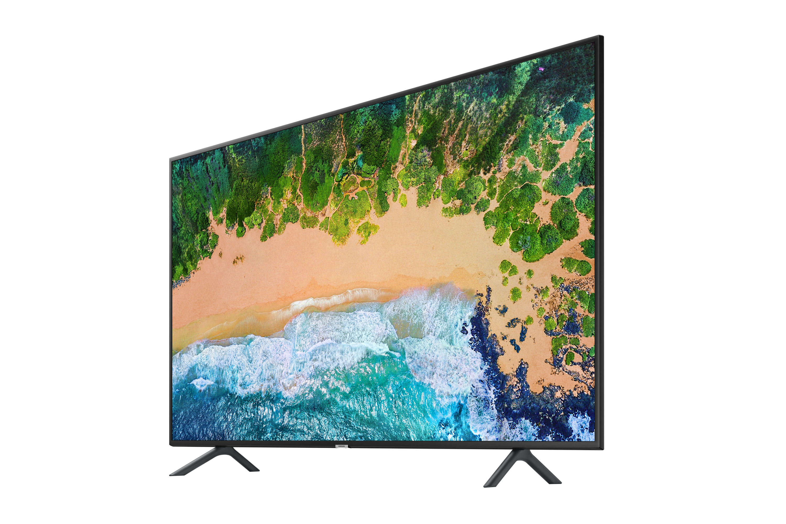 Grande TV che mostra una scena di spiaggia, con sabbia, oceano e cielo blu.
