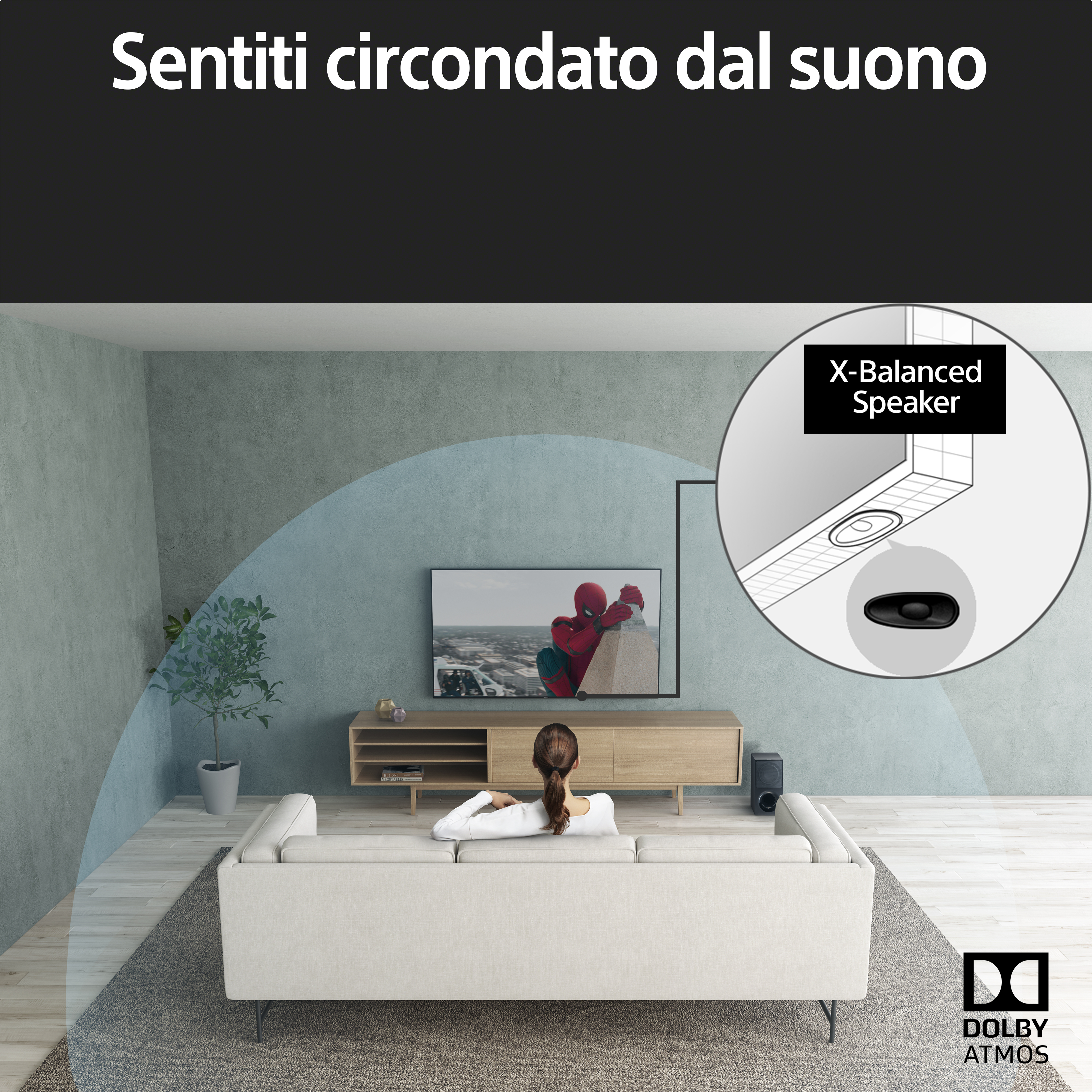 Soggiorno con divano, TV e altoparlante, con grafico dell'onda sonora.