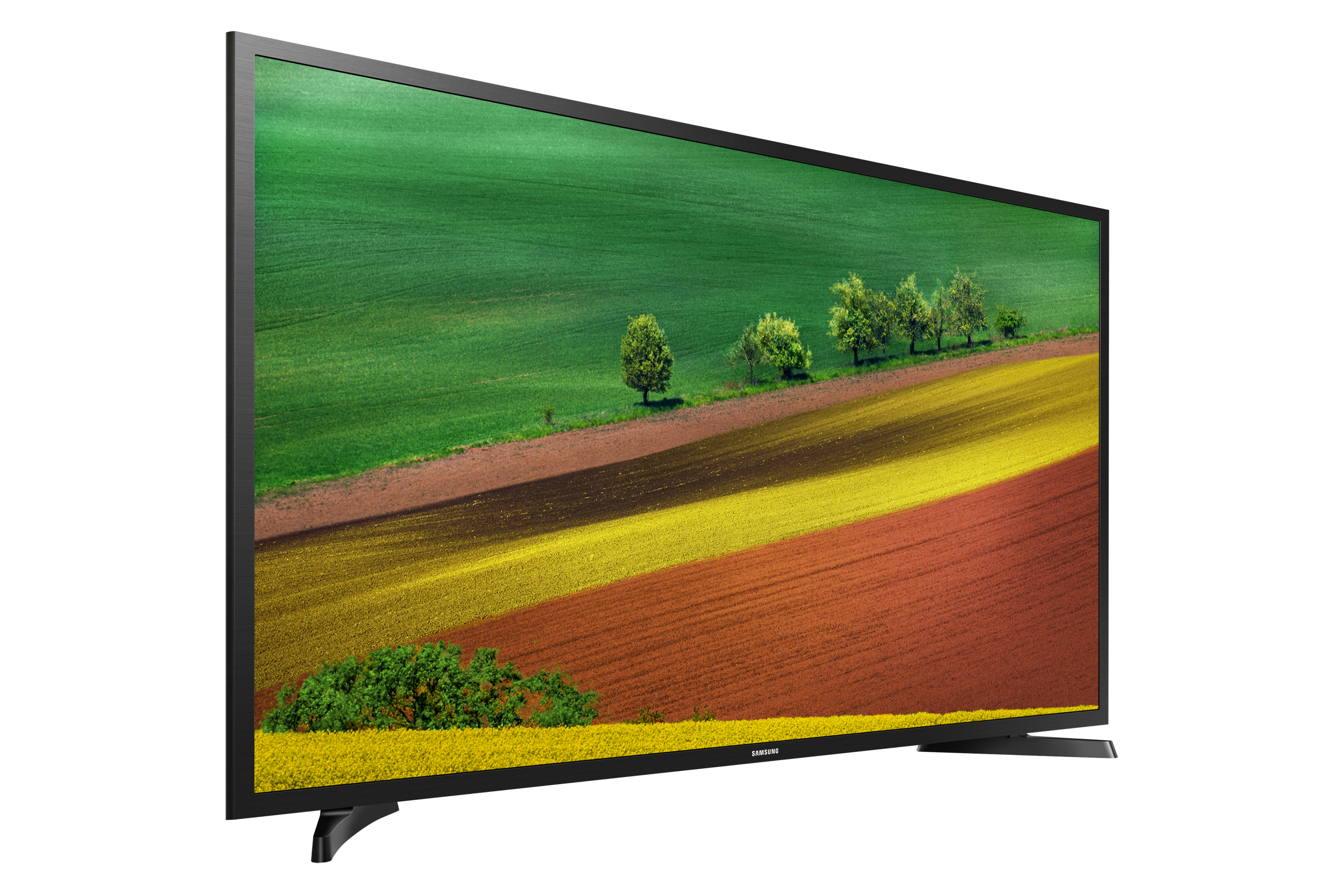 La TV mostra un paesaggio con campi verdi, gialli e marroni e alberi.