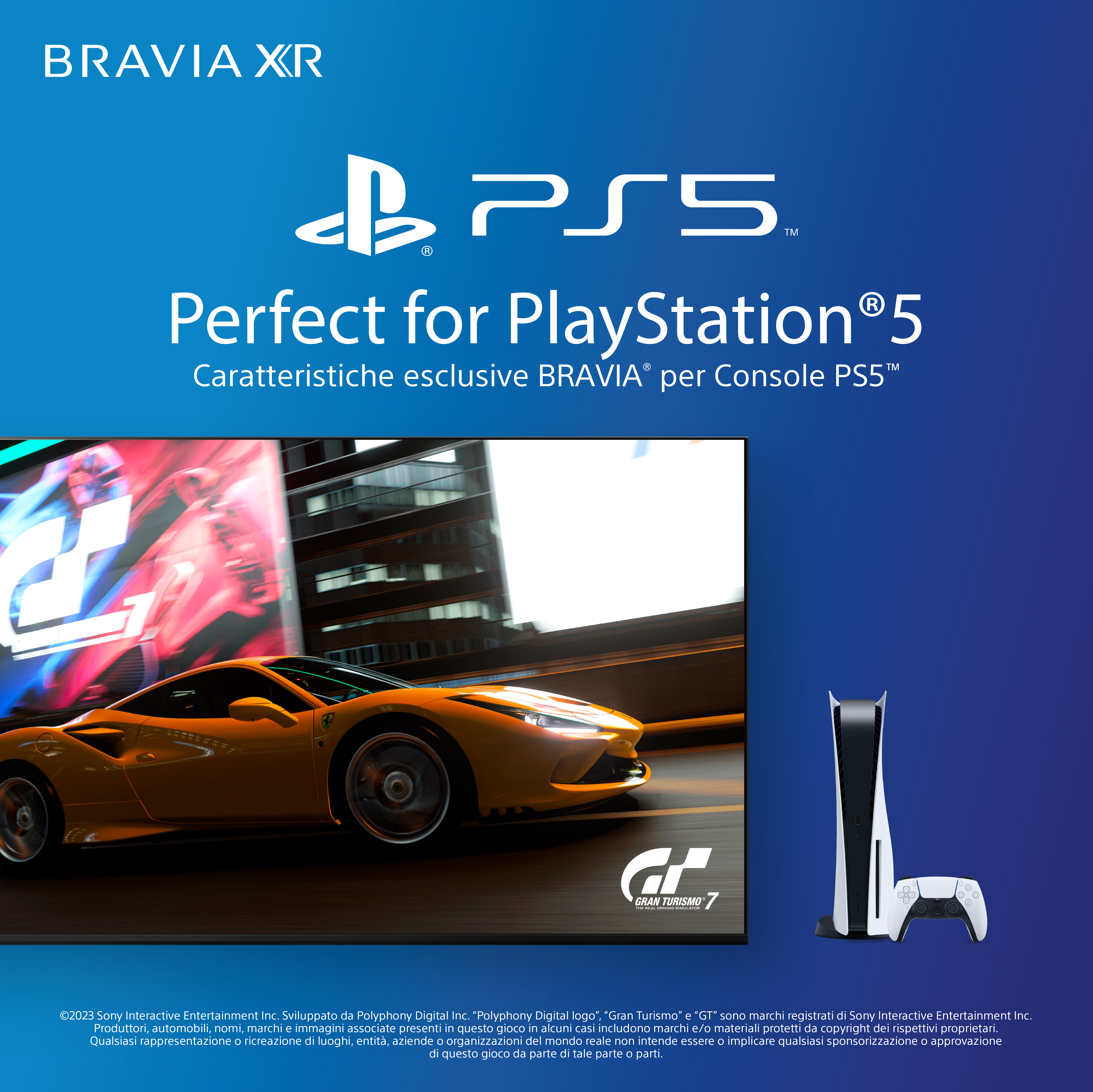 Bild einer PS5-Konsole und Controller neben einem Autorennen-Spiel auf blauem Hintergrund.