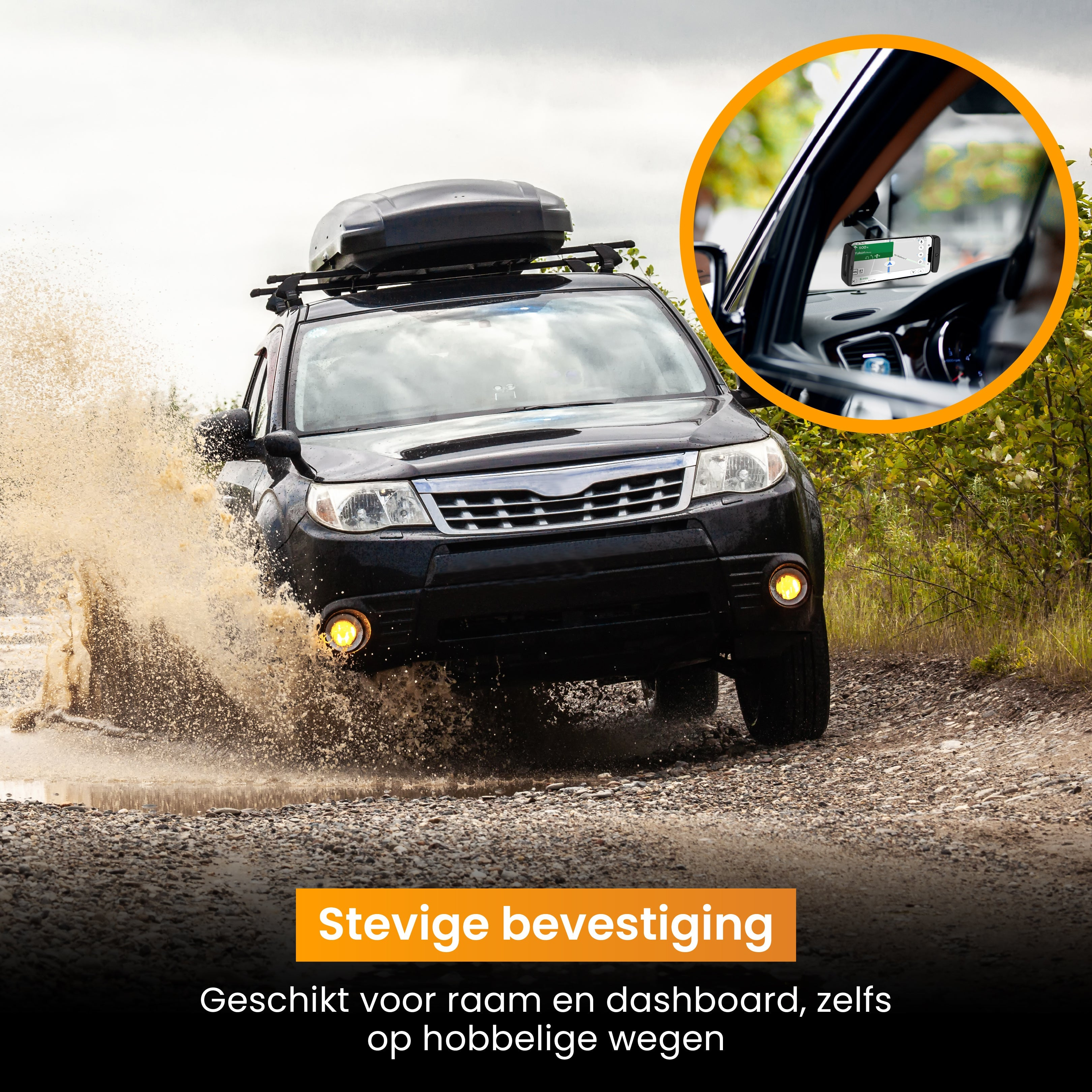 Een zwarte SUV rijdt door modderig water.