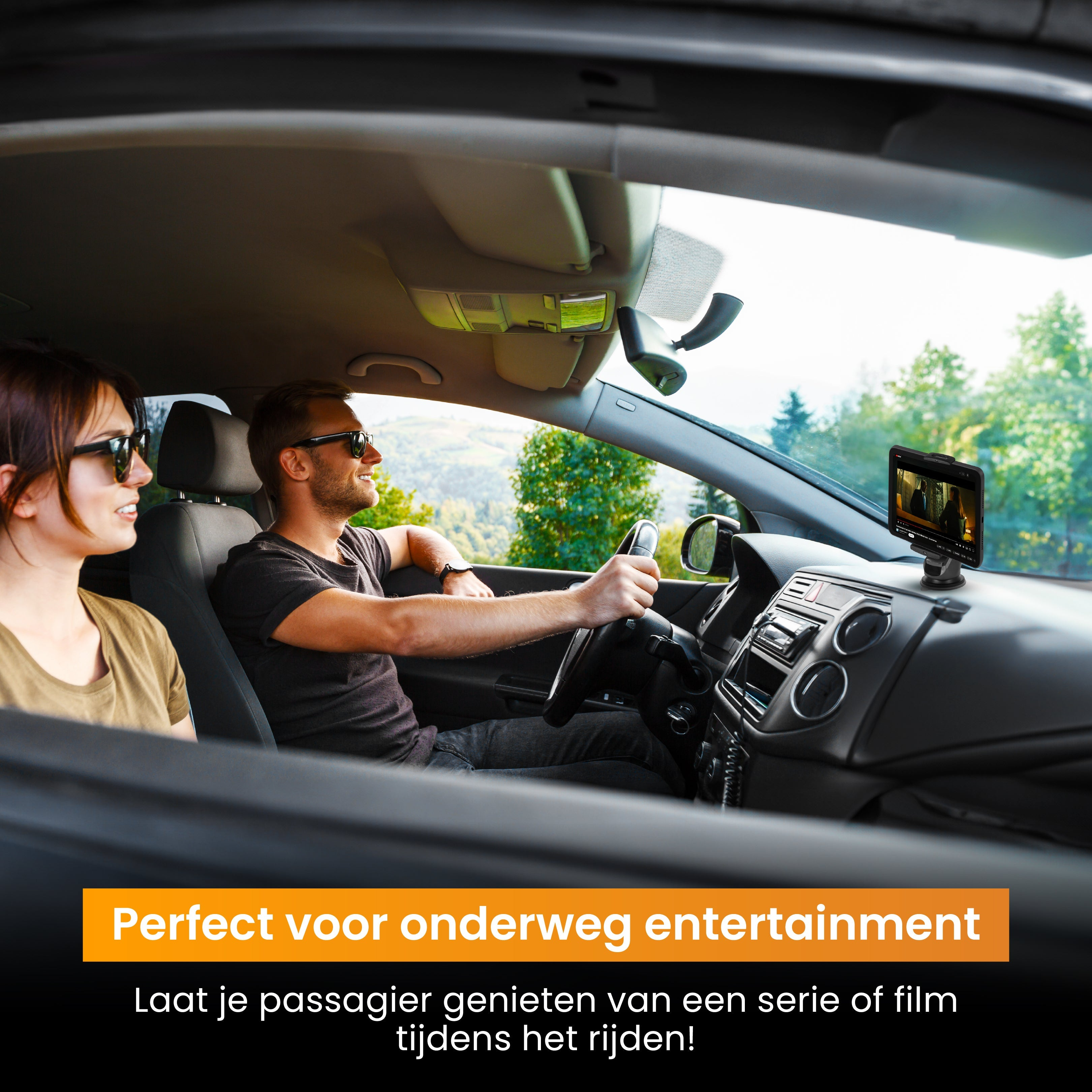 Een stel in een auto dat naar een scherm kijkt met een film erop.