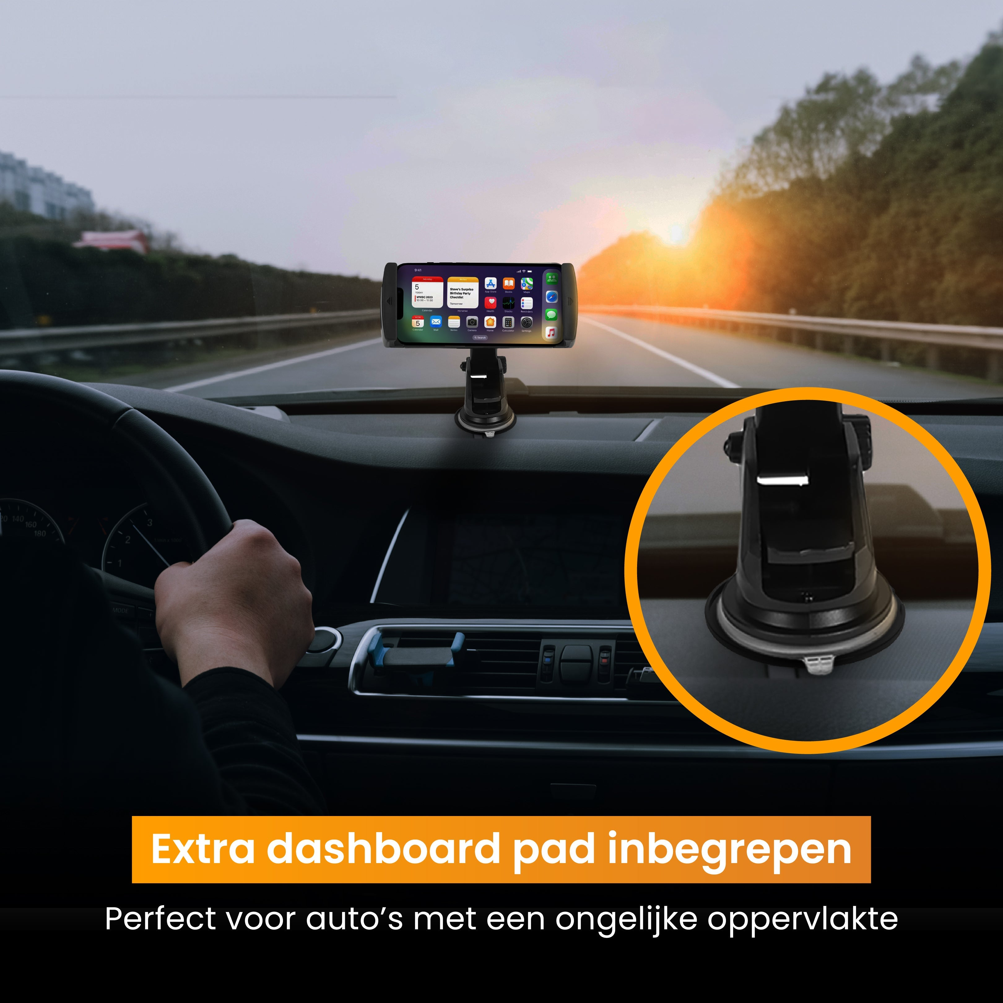 Een auto-interieur met een telefoonhouder en een telefoon die een app-scherm weergeeft.