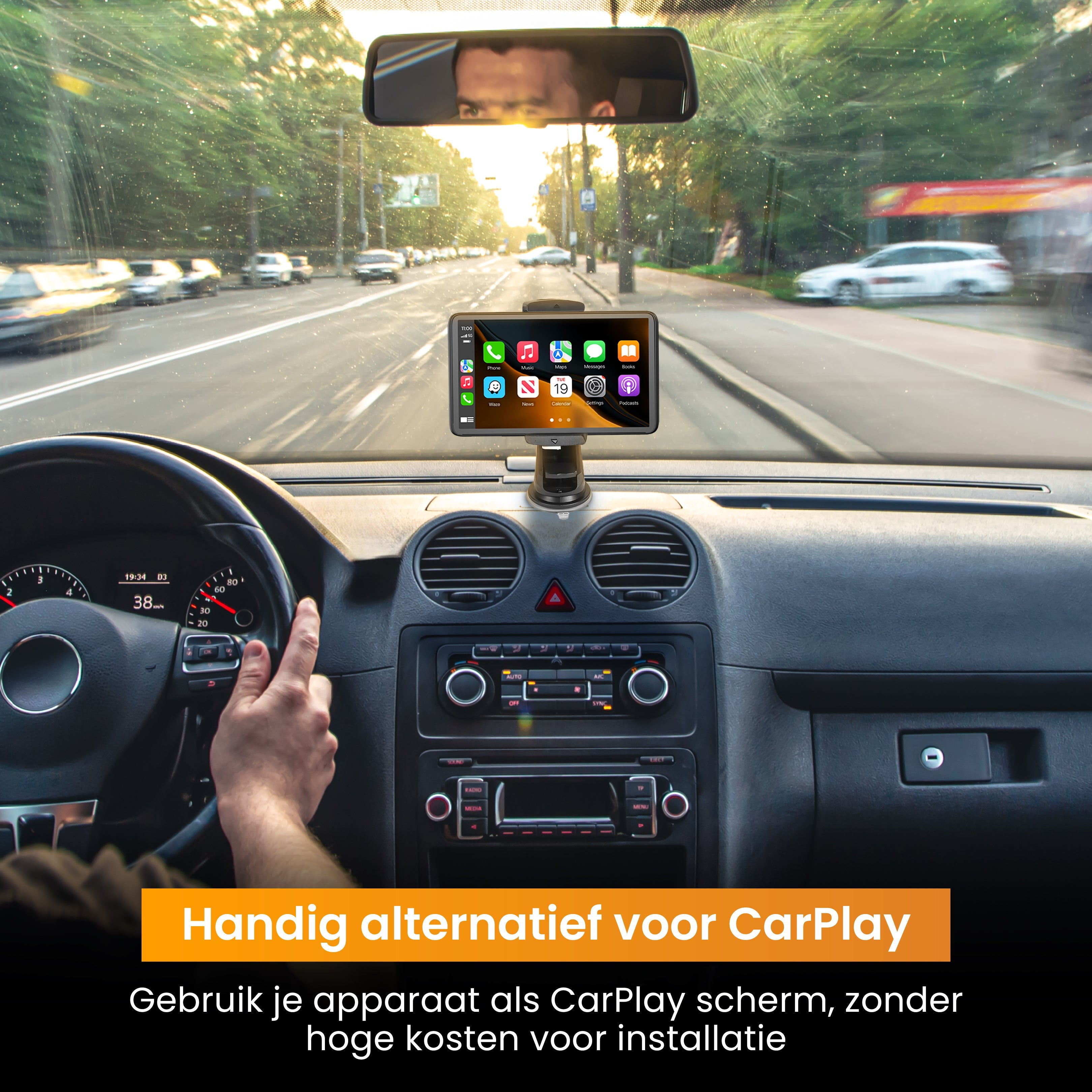 Interieur van een auto met een dashboarddisplay met apps, een stuurwiel en een hand op het stuur.