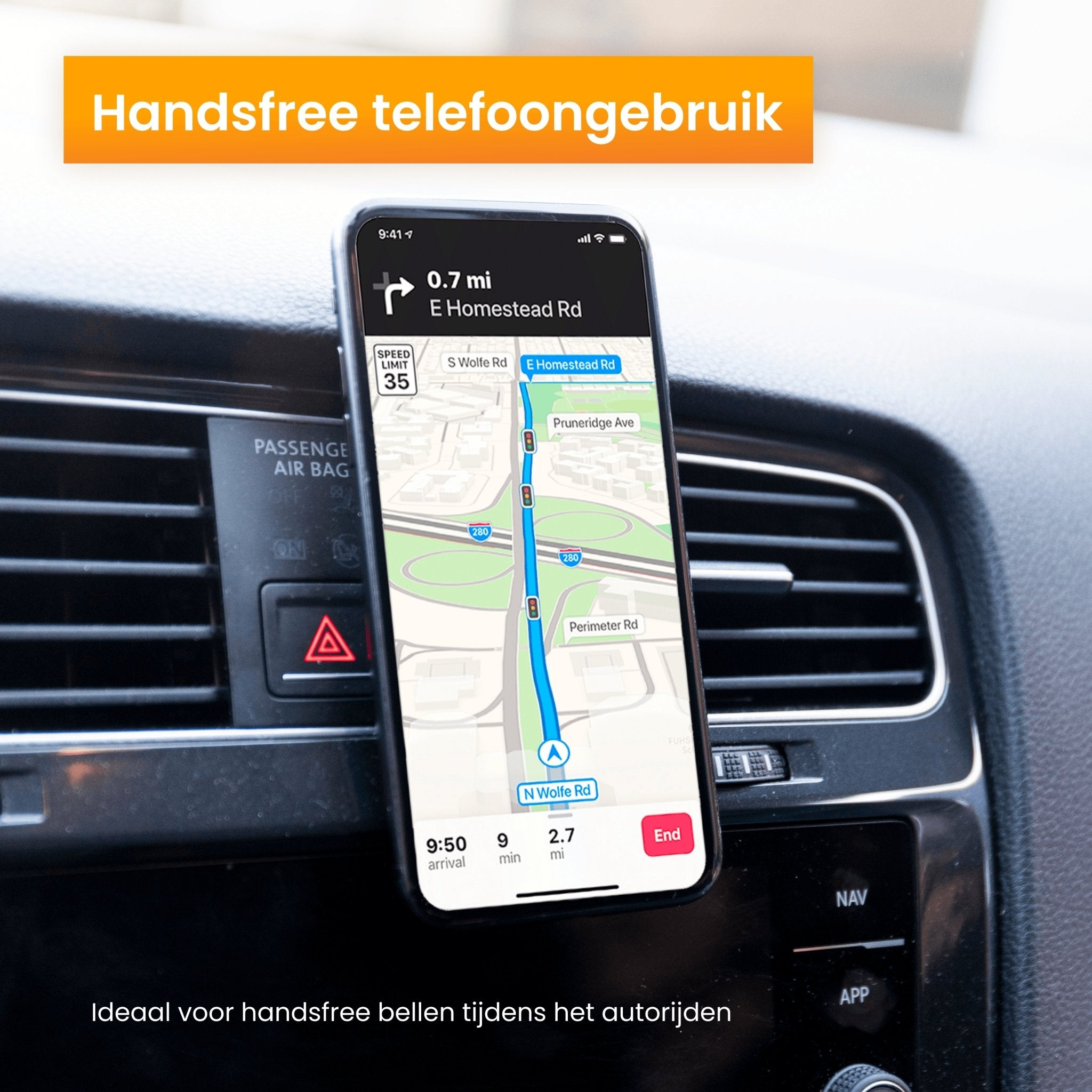Mobiele telefoon met navigatie-app in een auto, dashboardweergave.