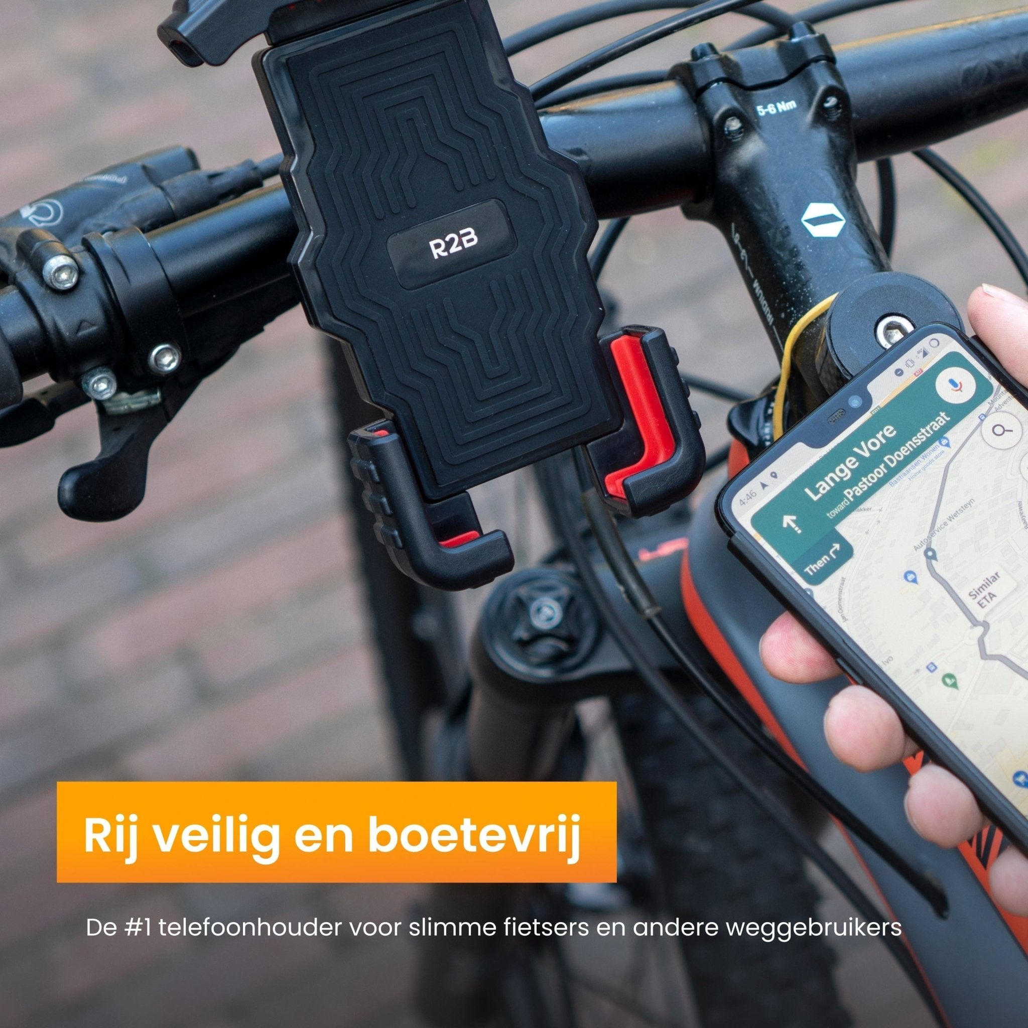 Zwarte telefoonhouder op fietsstuur met navigatie op telefoon, oranje tekst eronder.