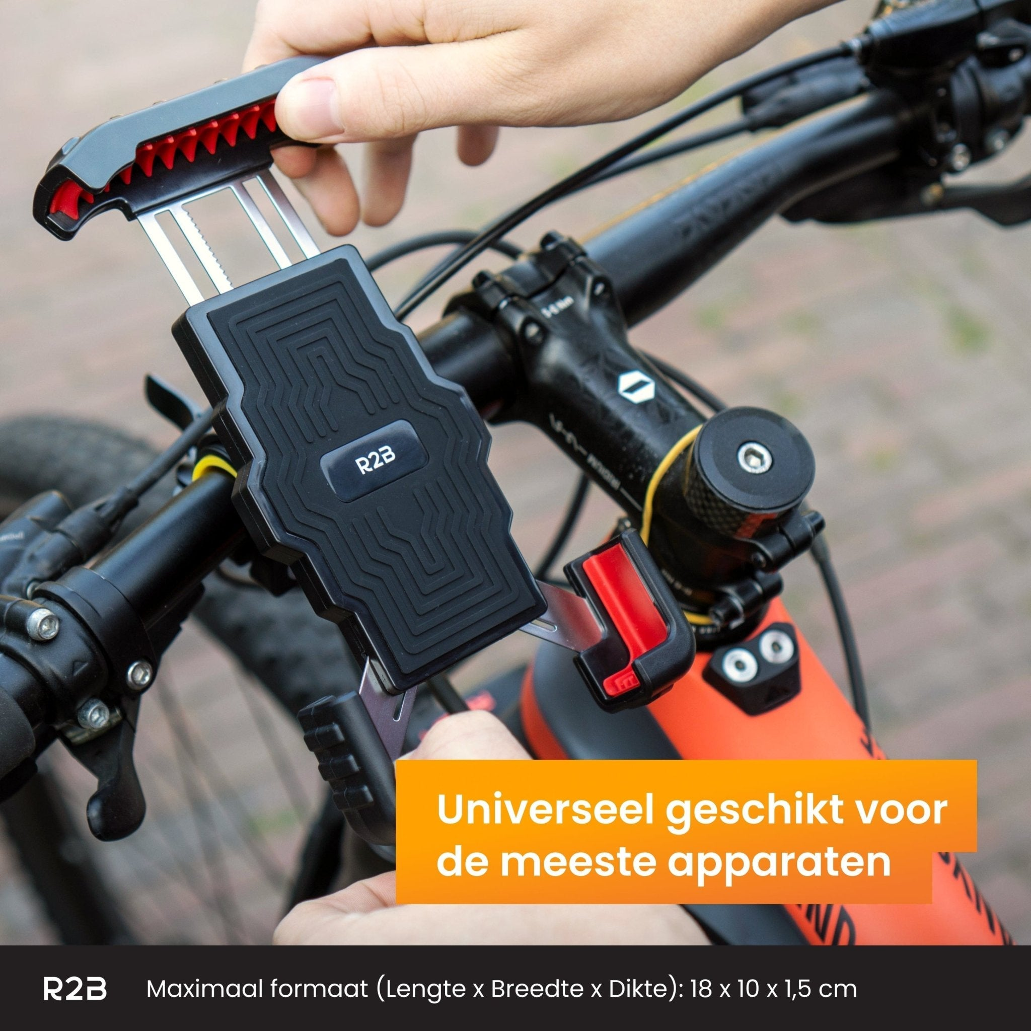 Een hand die een telefoonhouder vasthoudt die aan een fietsstuur is bevestigd.