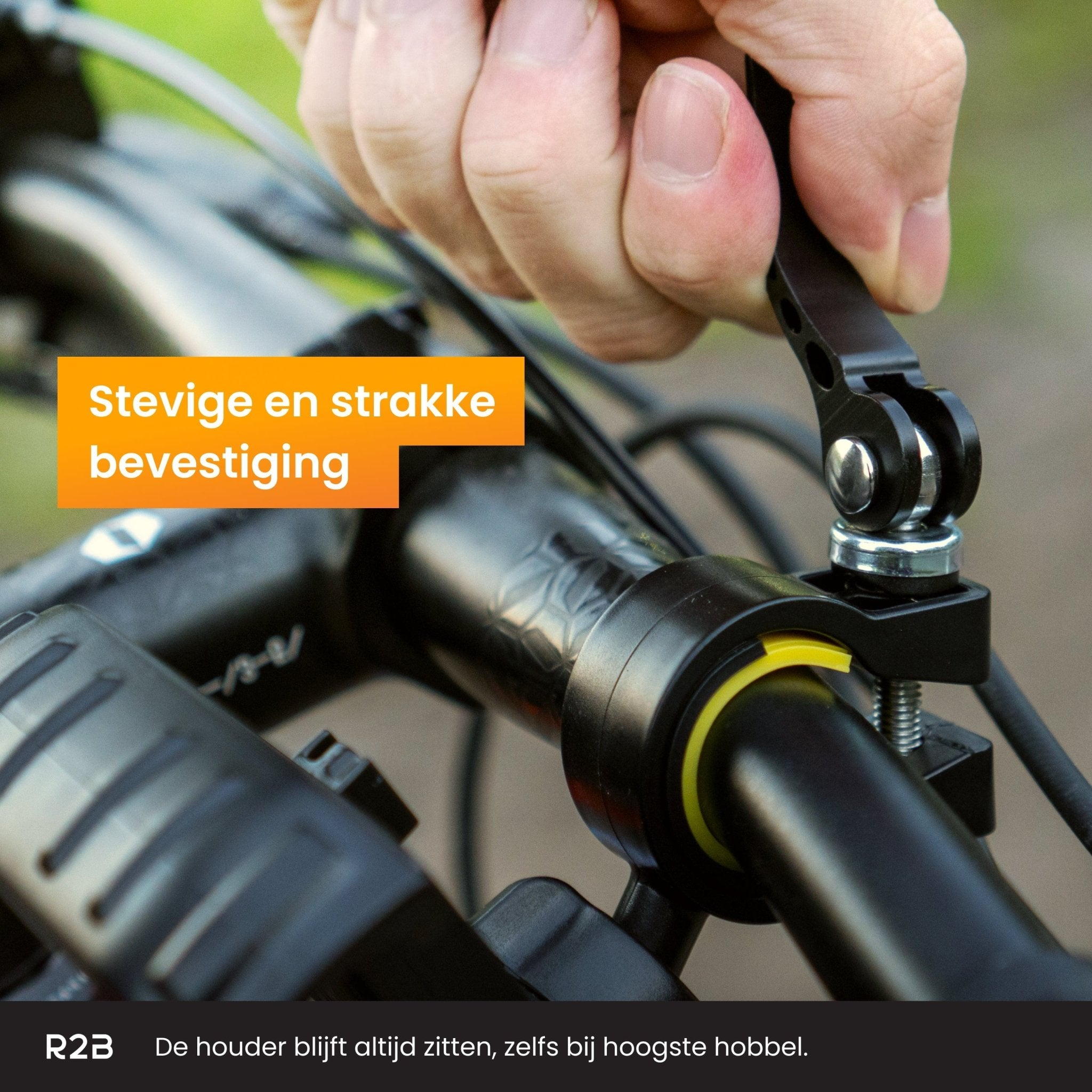 Hand draait een zwart fietsaccessoire vast op een zwart stuur. Tekst: Stevige en strakke bevestiging.