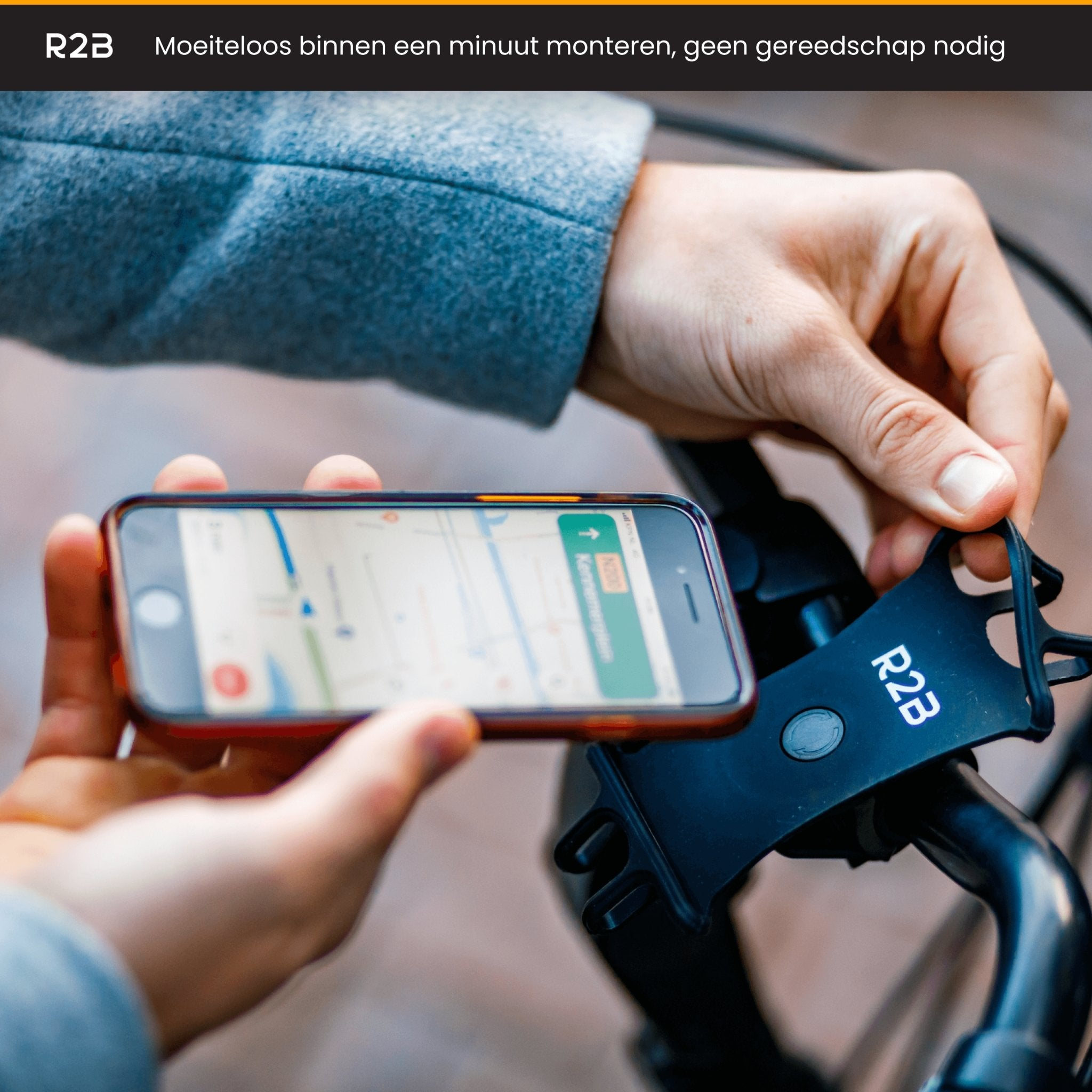 Handen houden een telefoon vast die op een fiets is gemonteerd. De telefoon toont een kaart.