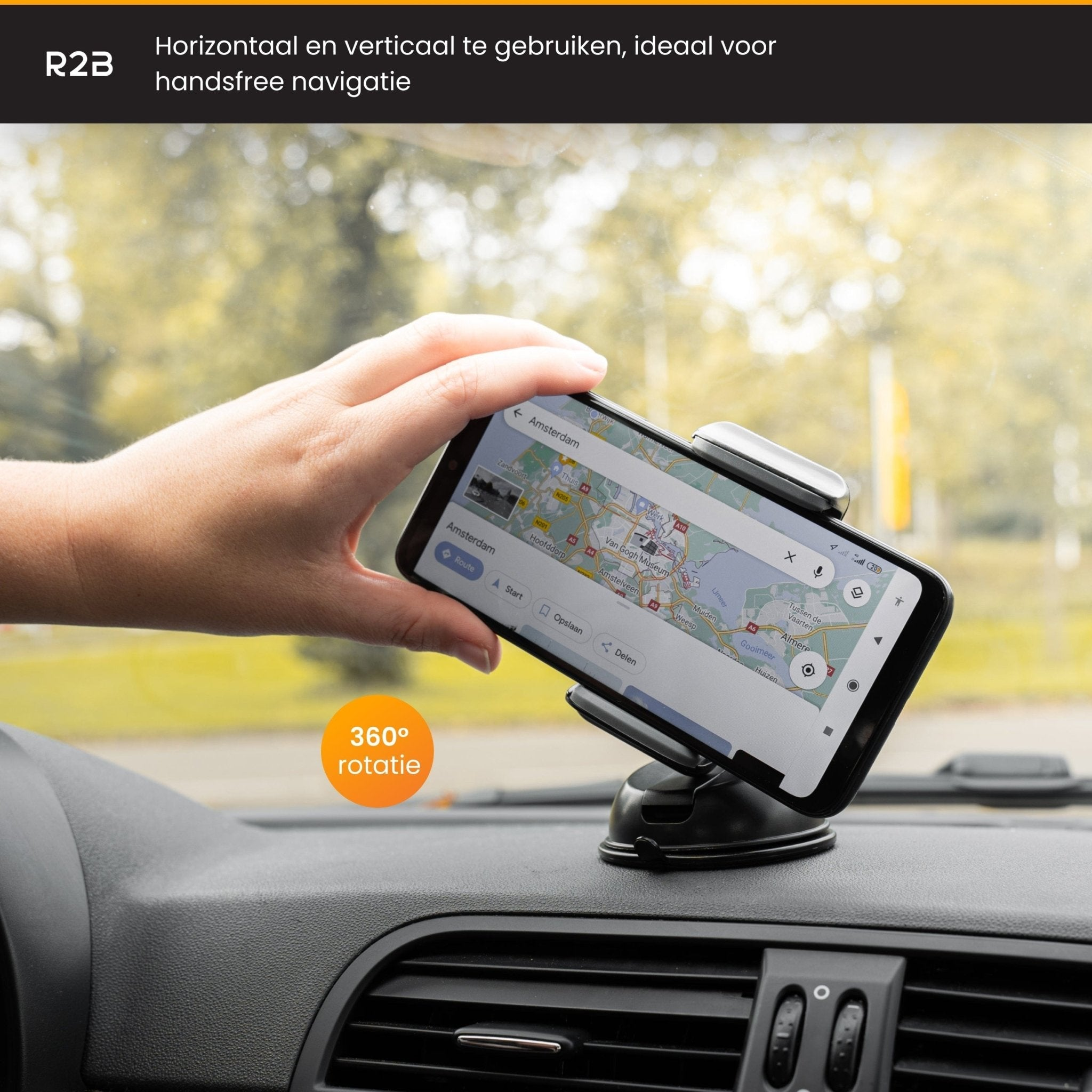 Eine Hand hält ein Telefon, das eine Karte zeigt. Das Telefon ist mit einem Saugnapf am Armaturenbrett befestigt.