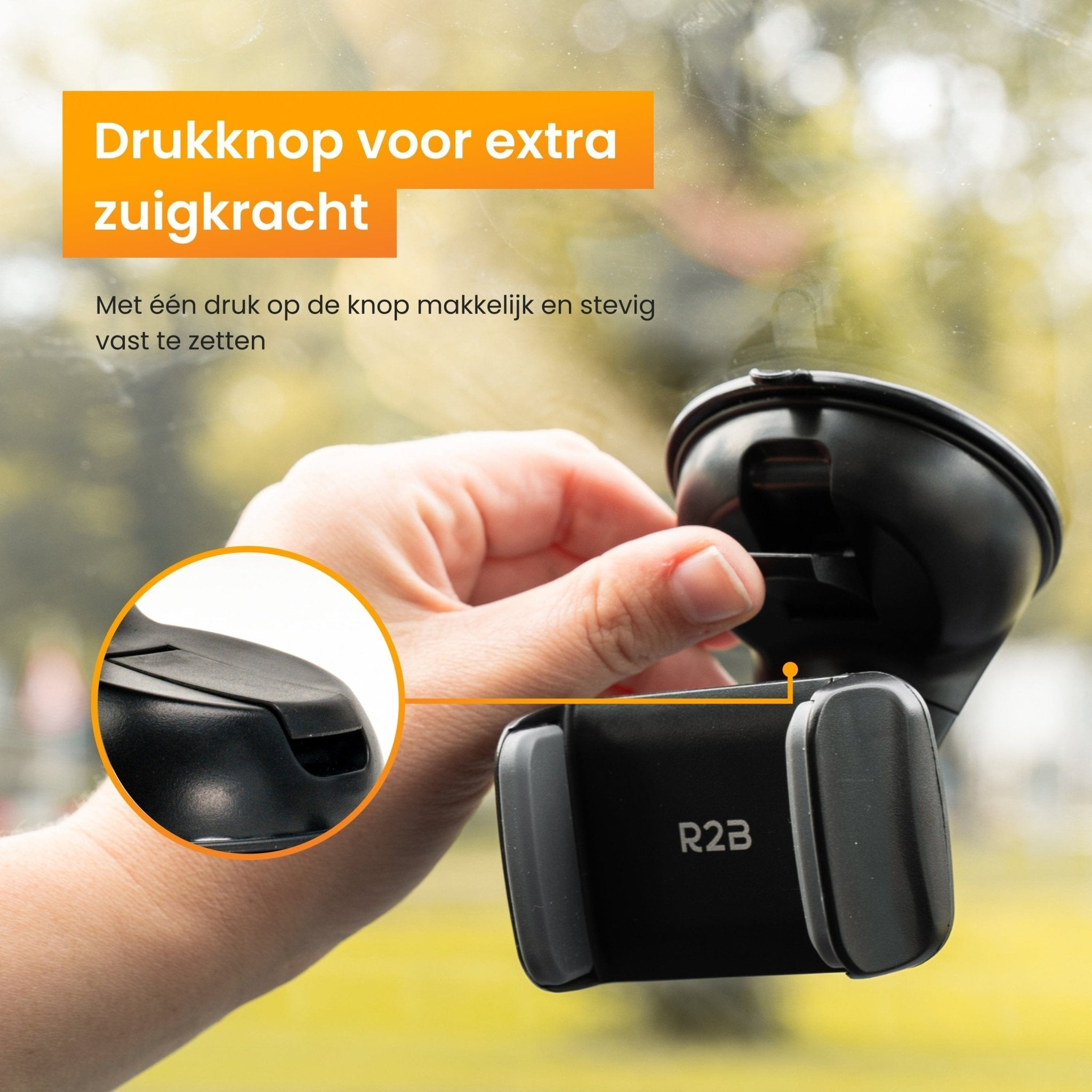 Eine Hand, die eine Saugnapf-Telefonhalterung an einer Windschutzscheibe befestigt. Die Halterung ist schwarz.