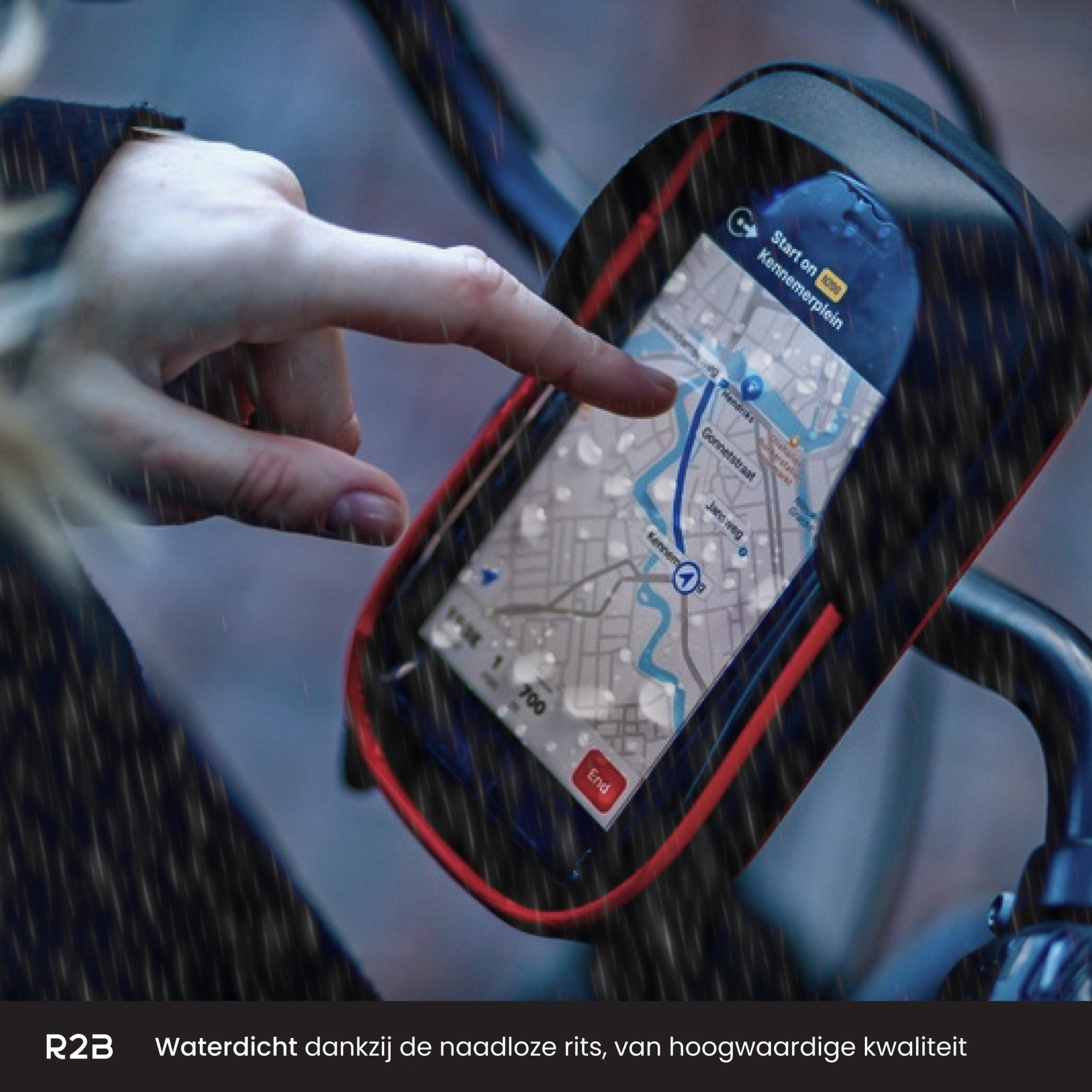 Hand wijst naar telefoon op fiets. Telefoon toont kaart. Regeneffecten zichtbaar. Achtergrond onscherp.