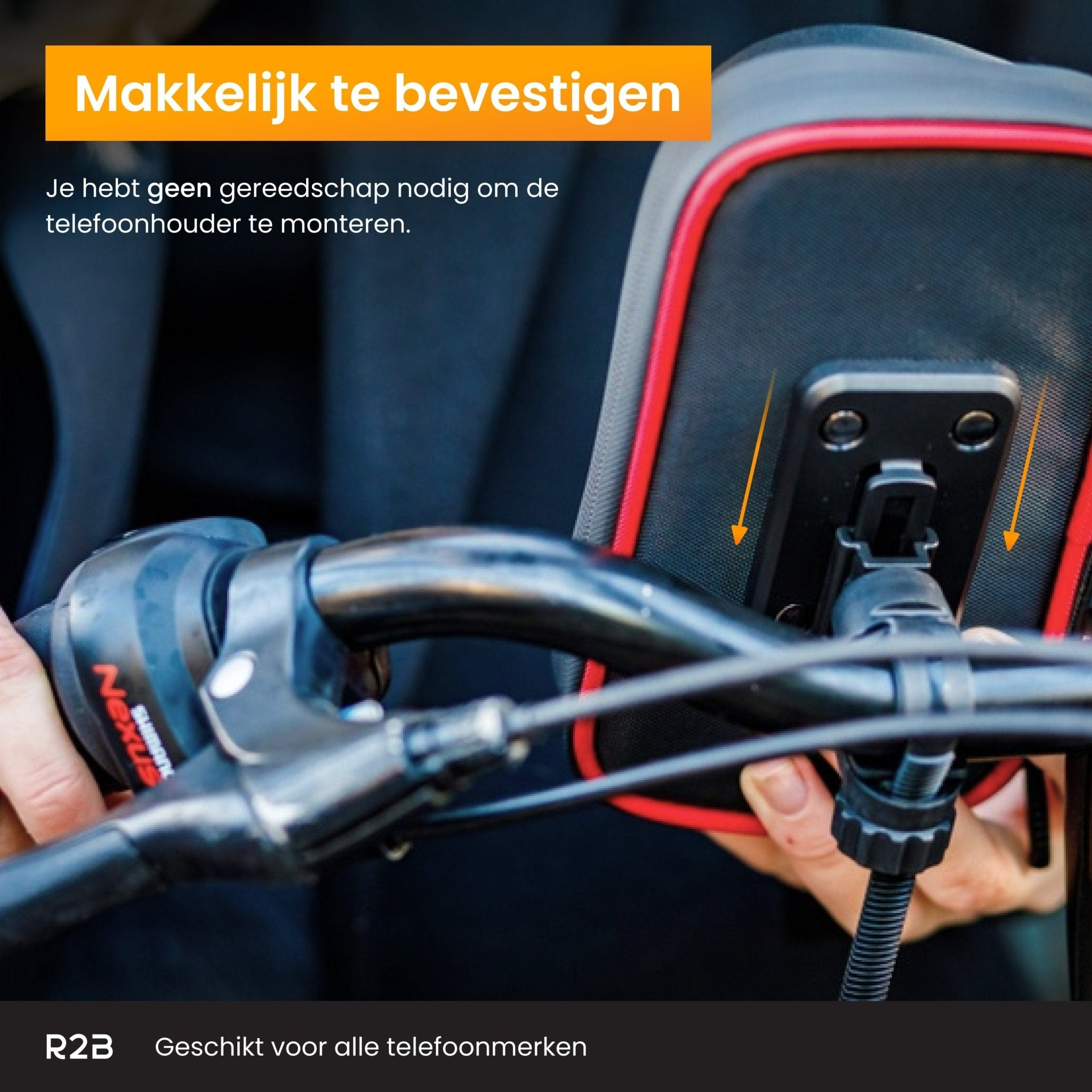 Een persoon houdt een telefoonhouder vast die aan een fietsstuur is bevestigd met tekst.