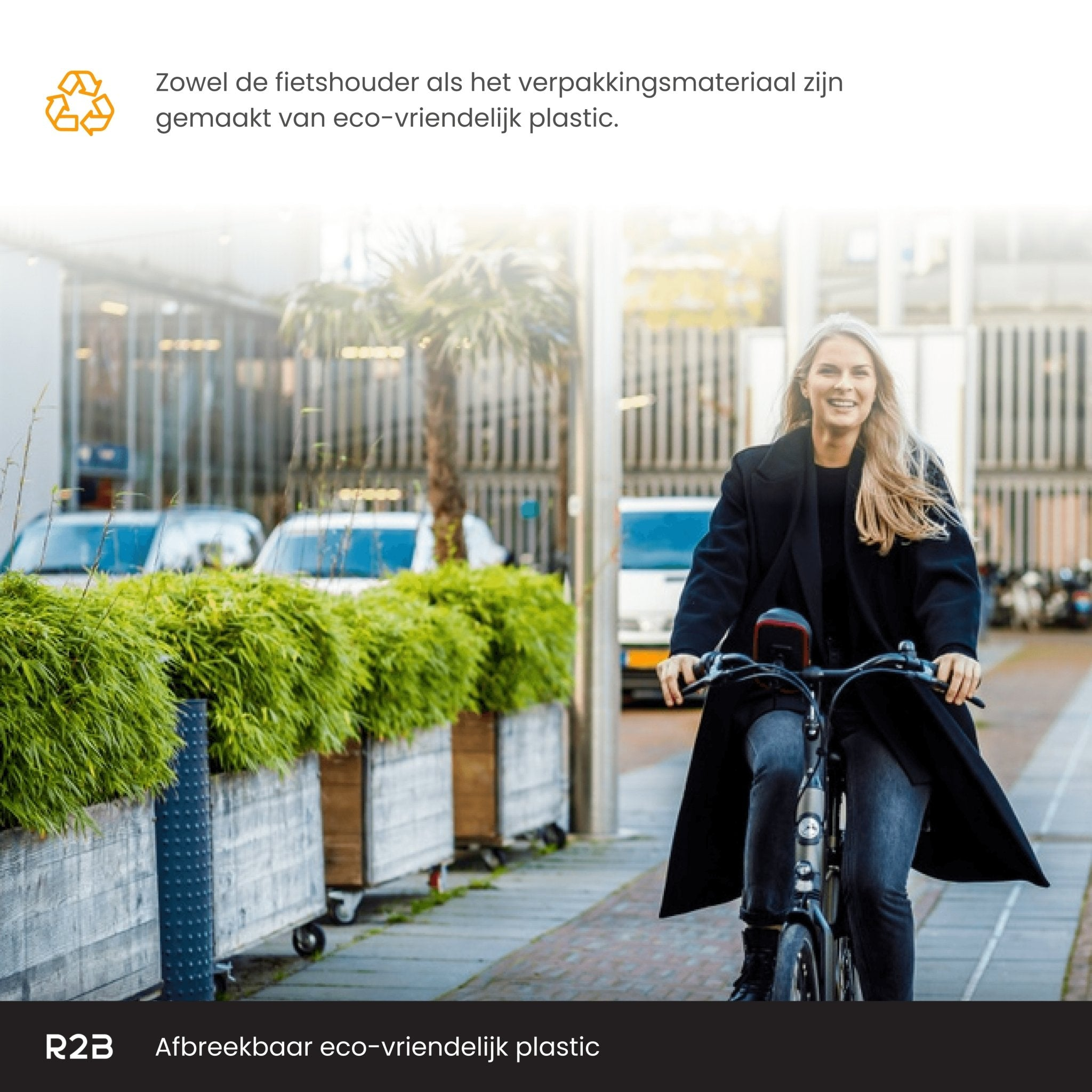 Een vrouw fietst langs groen en gebouwen. De fiets en het verpakkingsmateriaal zijn milieuvriendelijk.