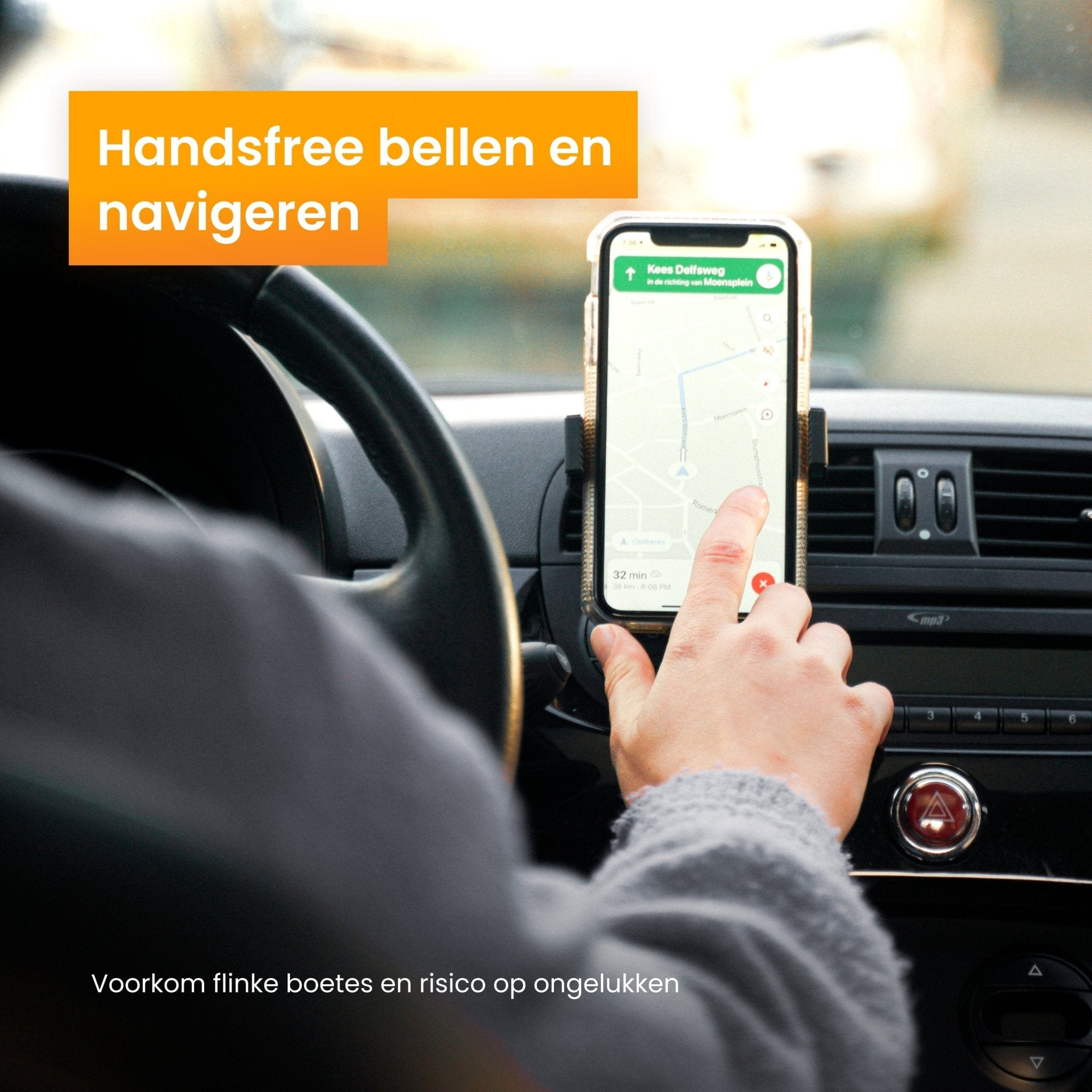 Handsfree bellen in de auto, kaart op de telefoon, hand raakt scherm.