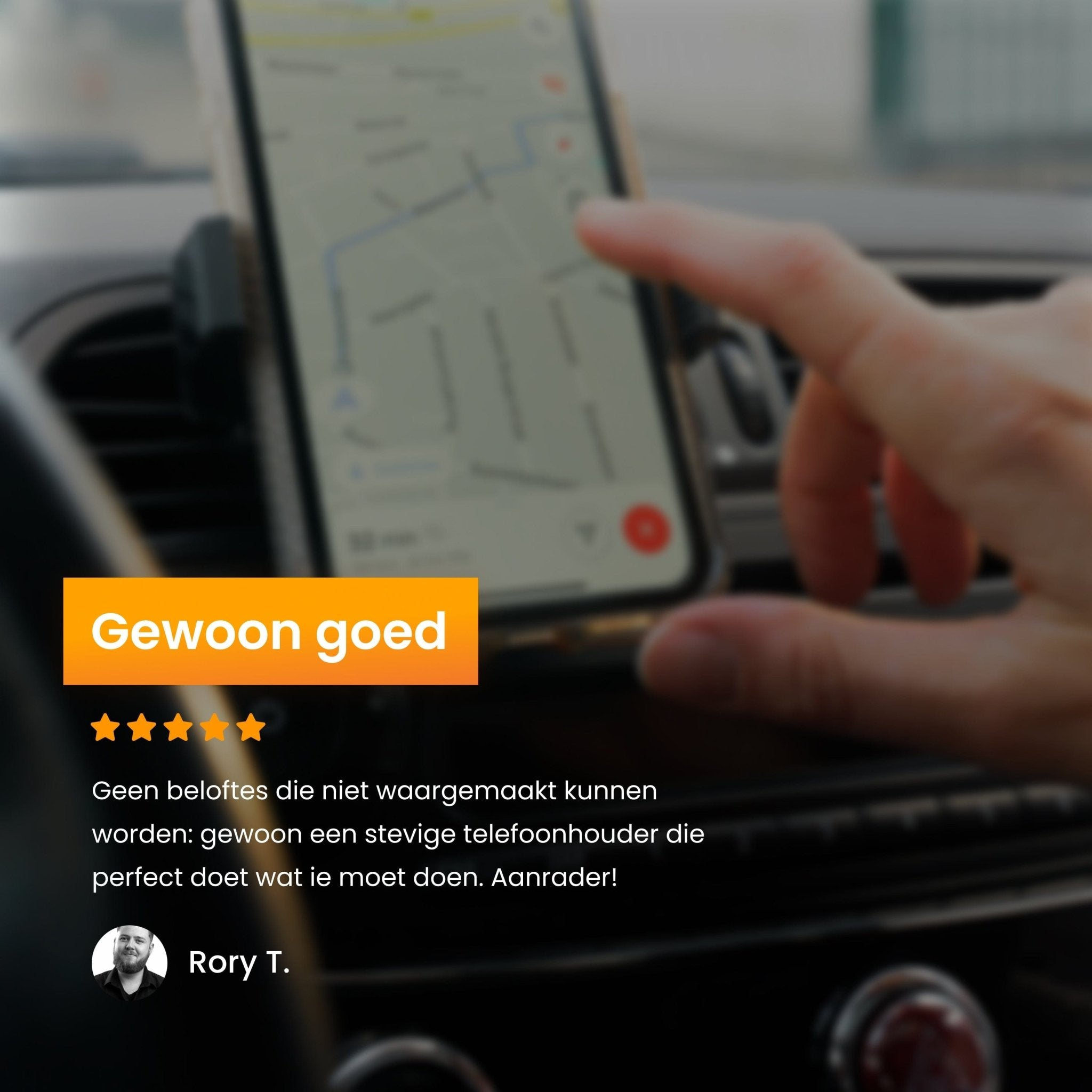 Hand die telefoon vasthoudt in autohouder. Telefoon toont navigatie. Reviews getoond, goede beoordeling.