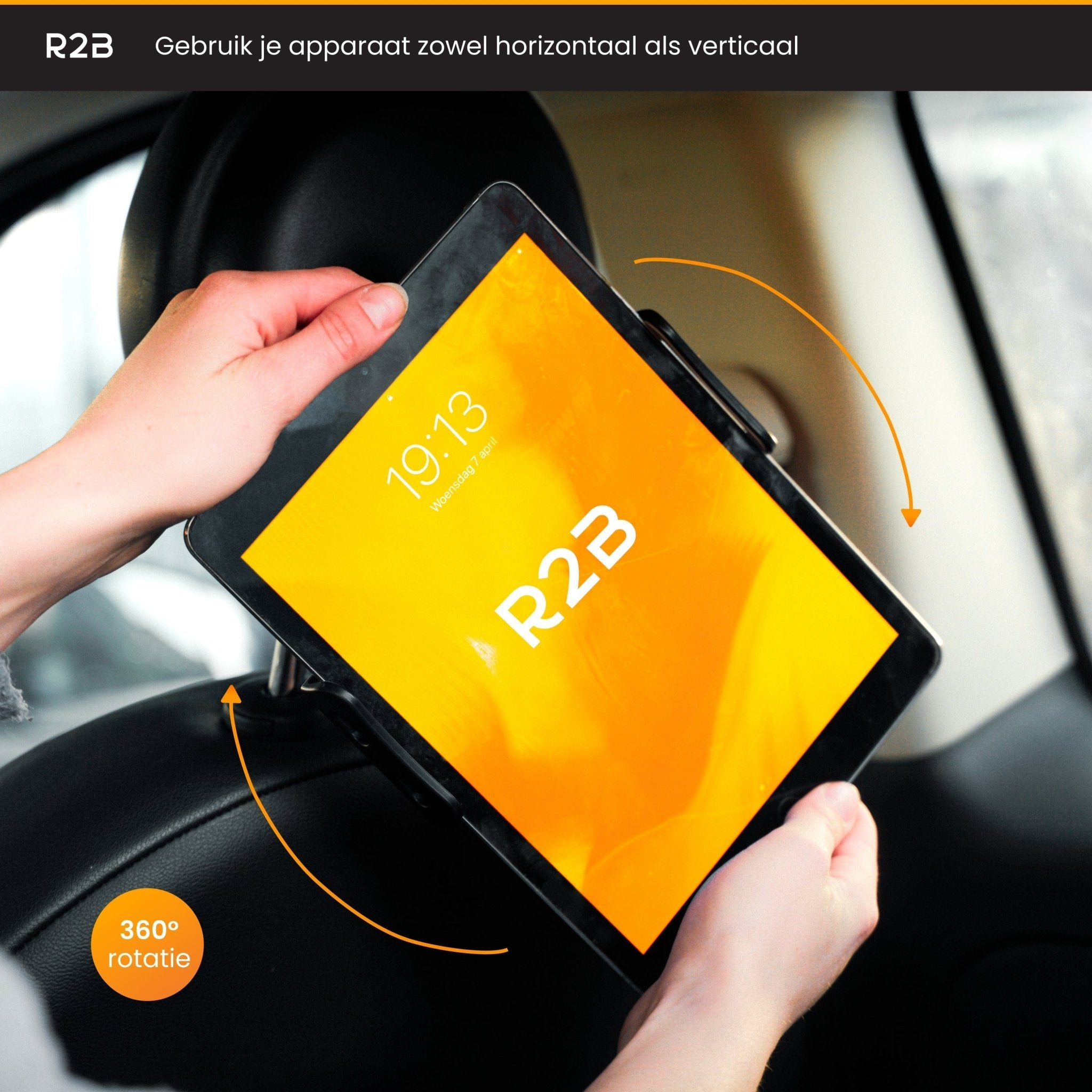 Tablet an einer Kopfstütze befestigt, zeigt einen Bildschirm mit einer orangenen Grafik. Hände halten das Tablet.
