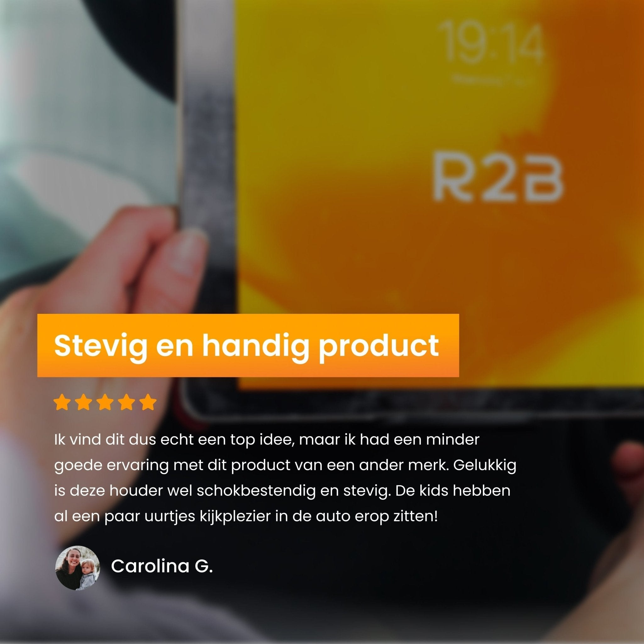 Person hält ein Tablet mit einer Bewertung über ein robustes und handliches Produkt.