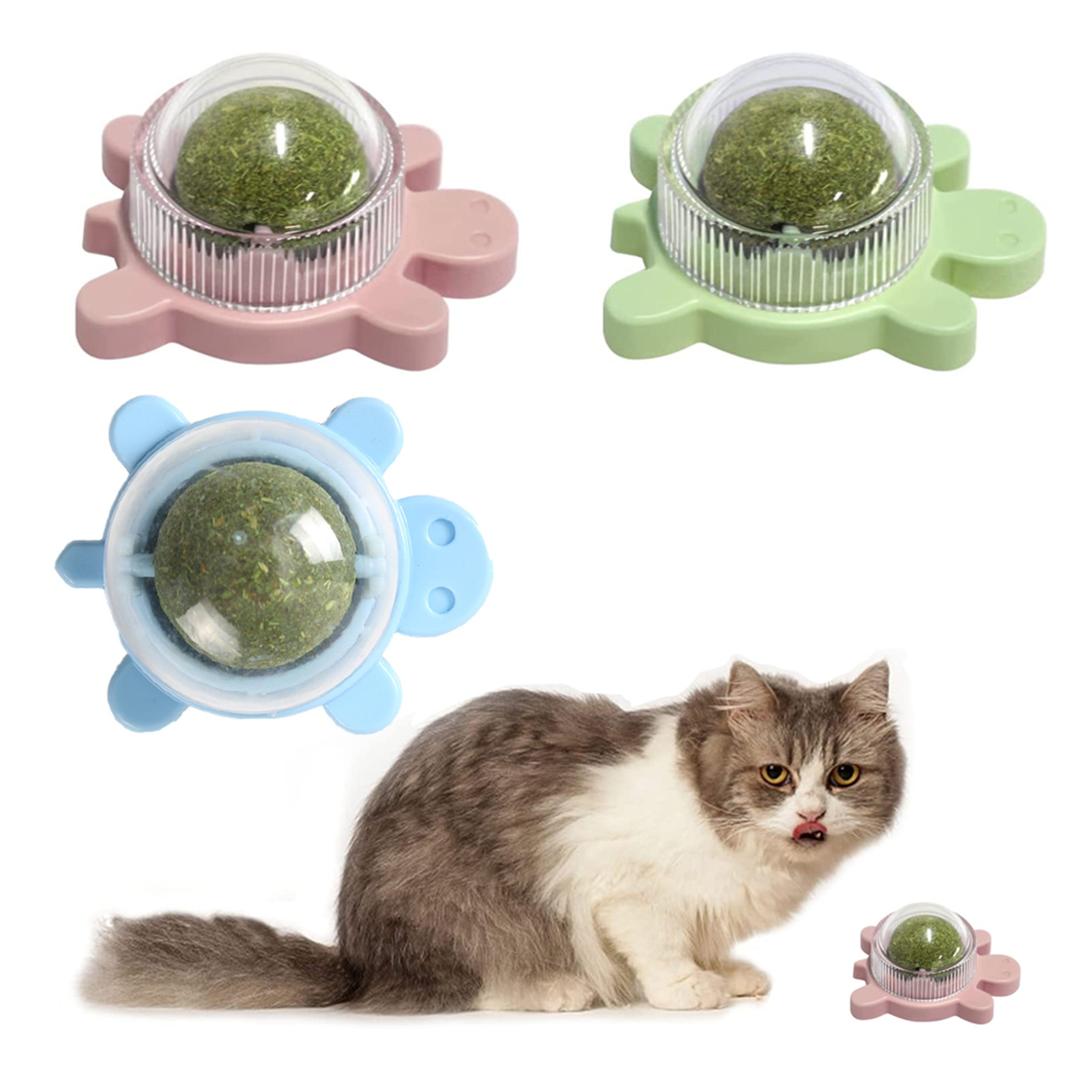 Drei schildkrötförmige Katzenspielzeuge mit Katzenminze. Eine Katze leckt sich die Lippen.