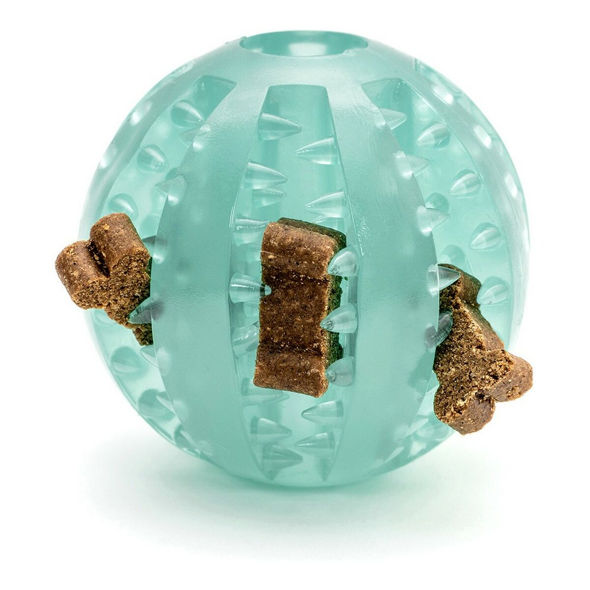 Ein hellblauer Ball für Hunde mit braunen Leckerlis in den Löchern.