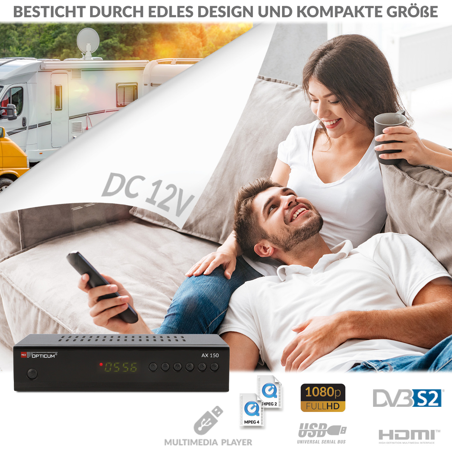 Ein Mann und eine Frau sitzen auf einem Sofa und lächeln. Ein Multimedia-Player und andere Gegenstände im Vordergrund.