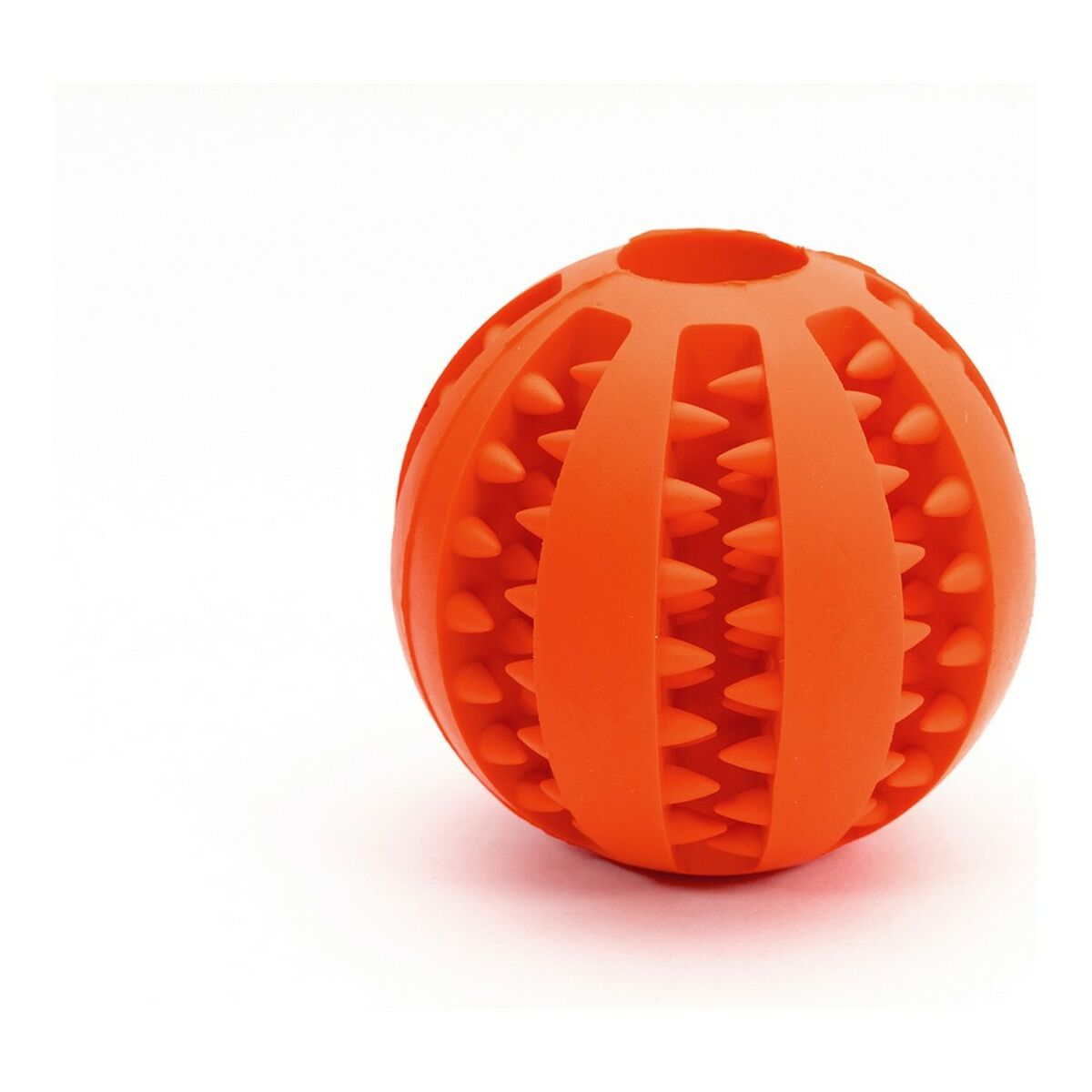 Orangenes Hundespielzeug mit Stacheln. Es ist kugelförmig. Der Hintergrund ist weiß.
