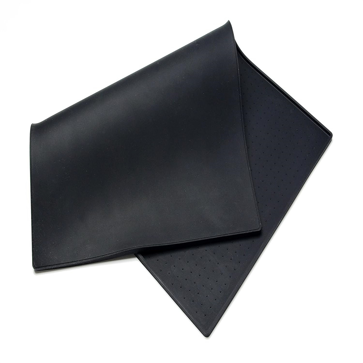 Zwei schwarze Silikonmatten auf weißem Hintergrund geschichtet. Die obere Matte ist angehoben und zeigt die Textur.