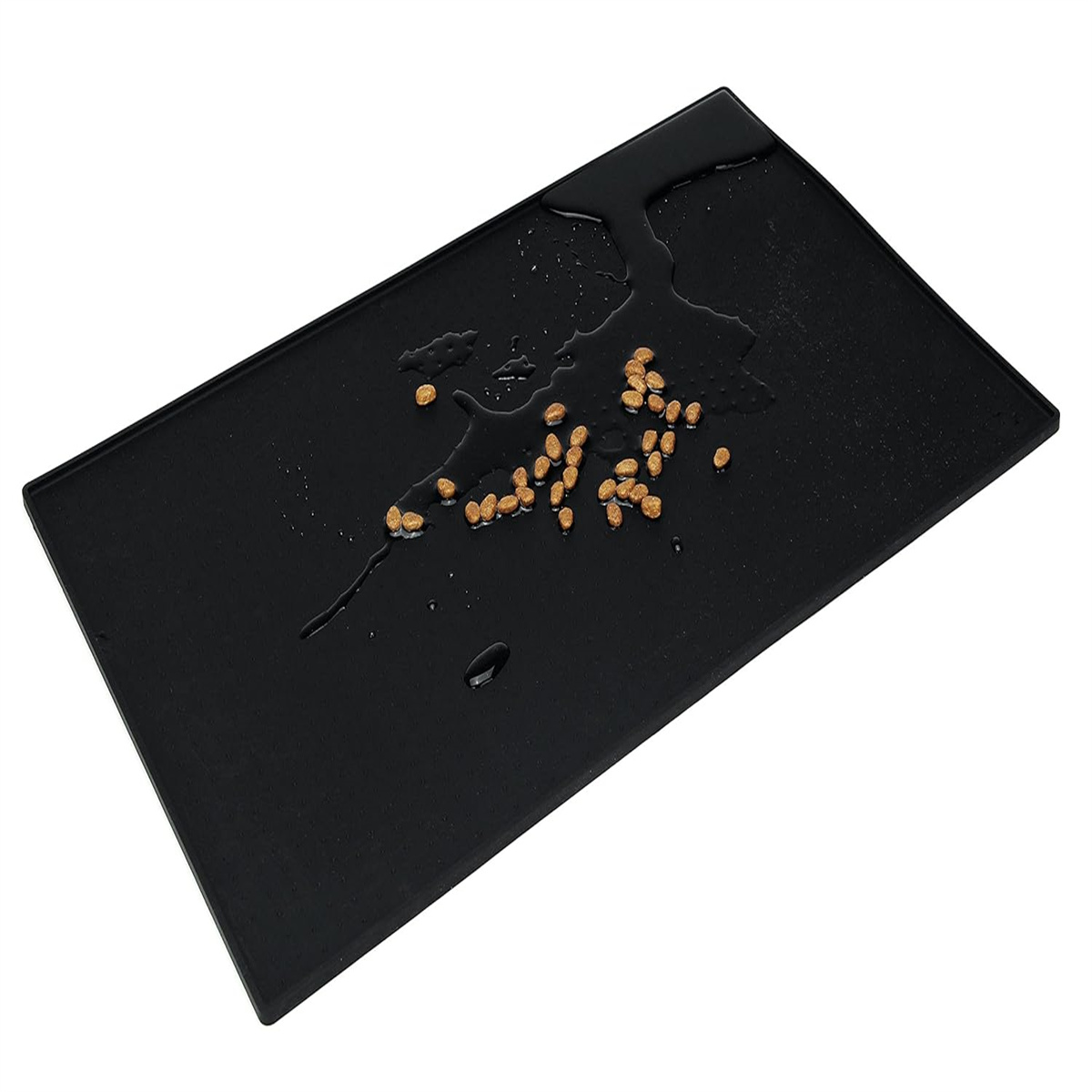 Schwarze Matte mit verstreuten Samen und Wassertropfen.