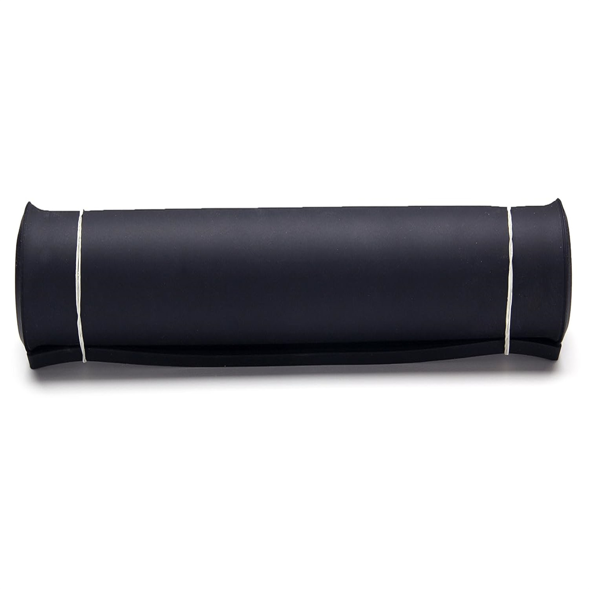 Schwarze Yogamatte, zusammengerollt mit weißen Bändern darum.