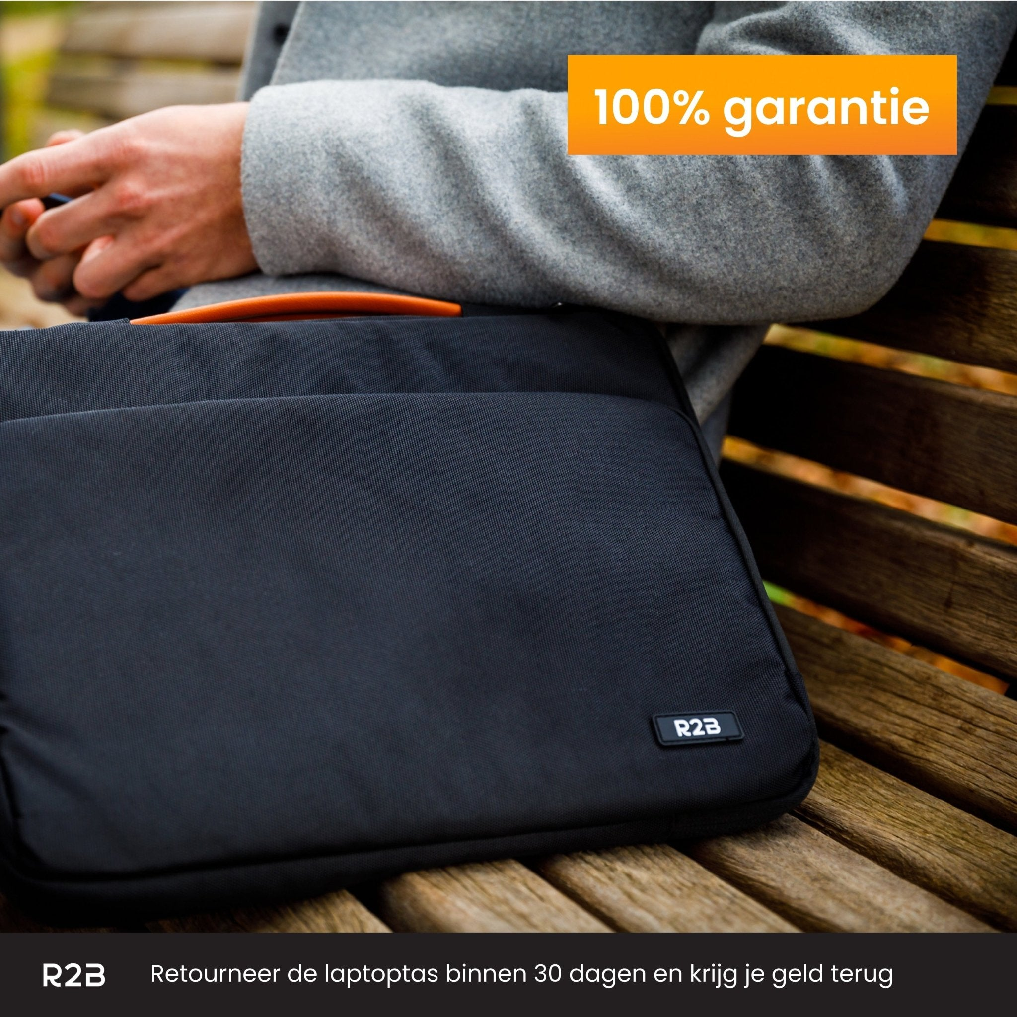 Une housse pour ordinateur portable avec un design noir. Les mains d'une personne sont visibles. Texte : 100% garantie.