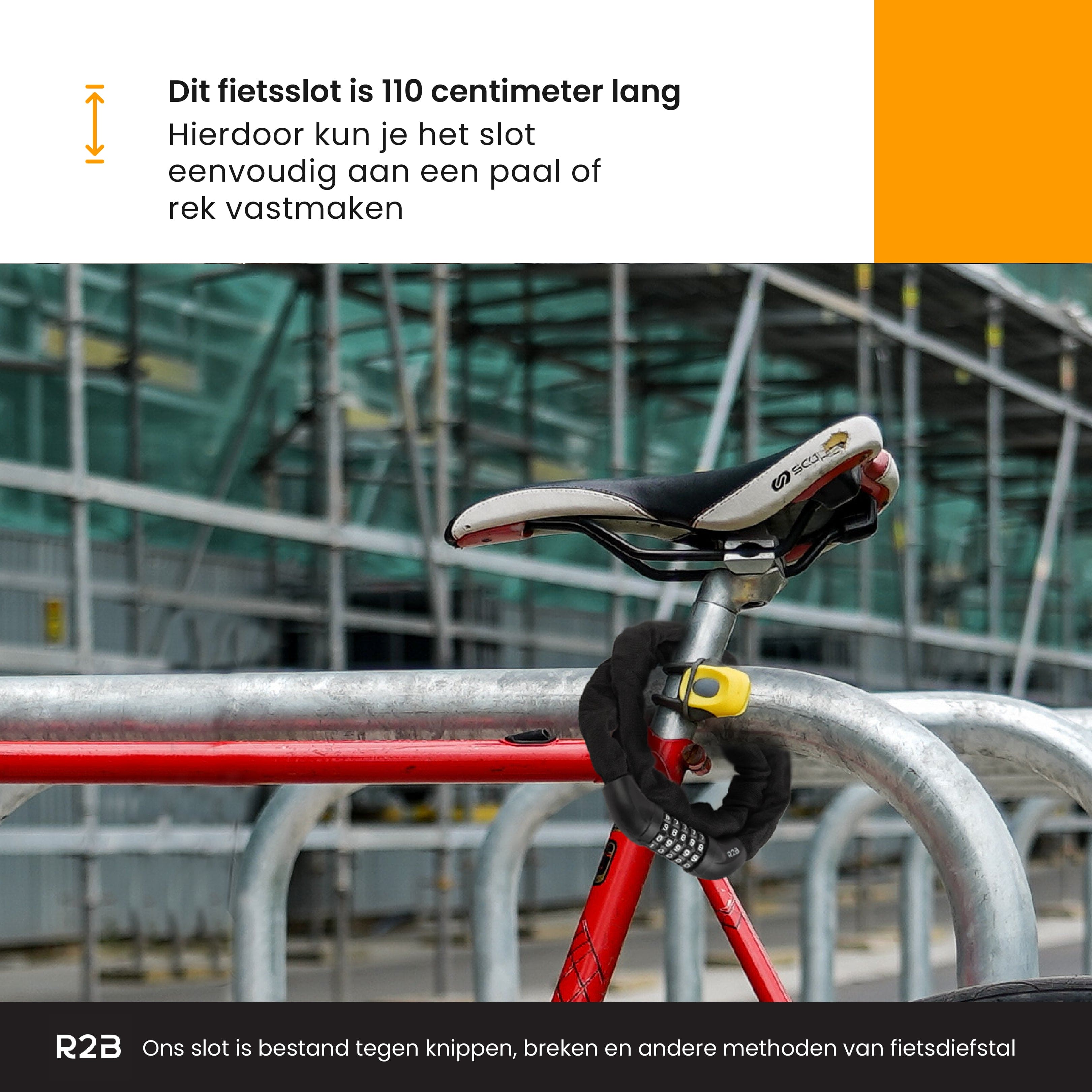 Ein Fahrrad ist mit einem Zahlenschloss an einem Gestell befestigt. Das Fahrrad ist rot, das Schloss schwarz, das Gestell silber.