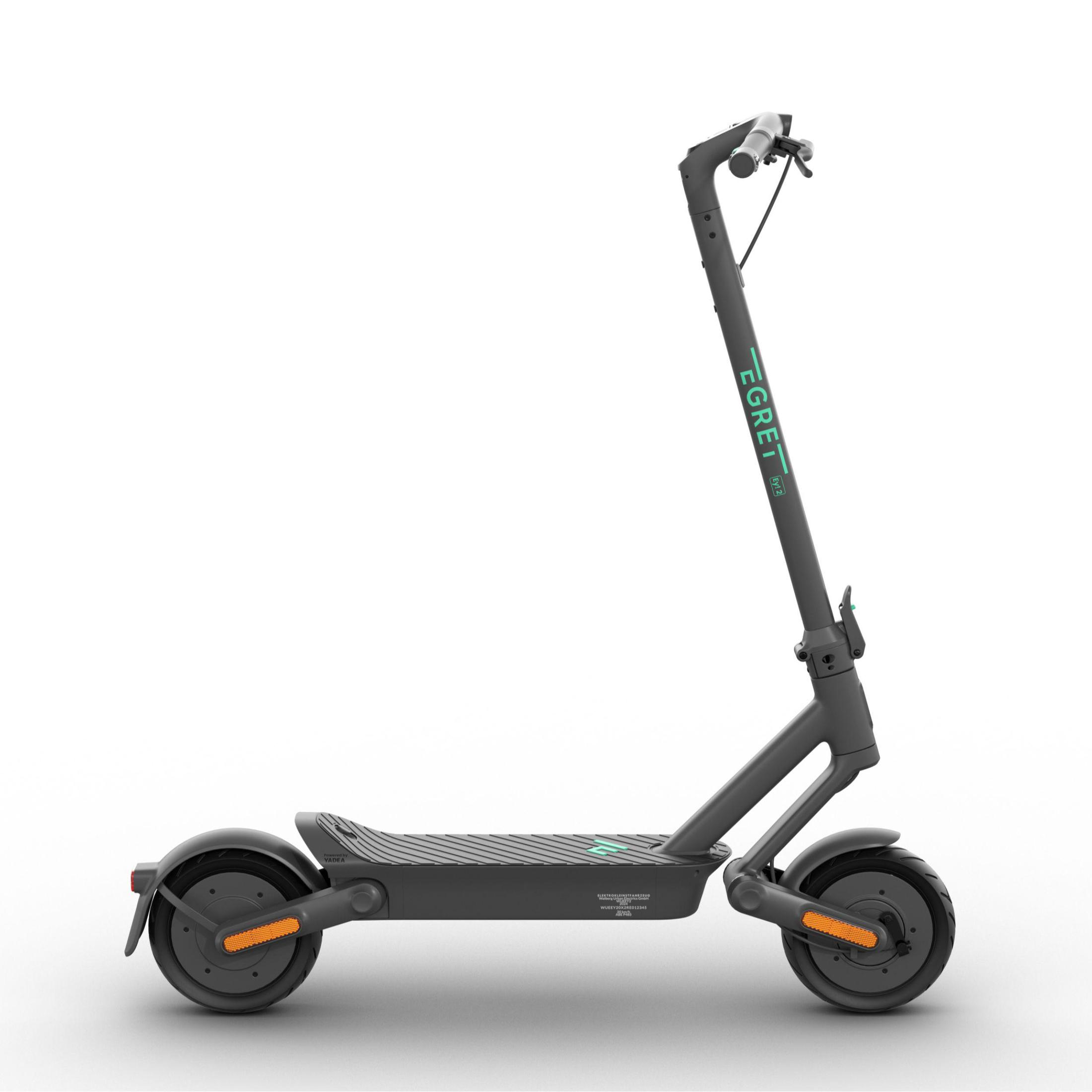 Grauer Elektroroller vor weißem Hintergrund. Er hat orangefarbene Reflektoren und einen grauen Rahmen.