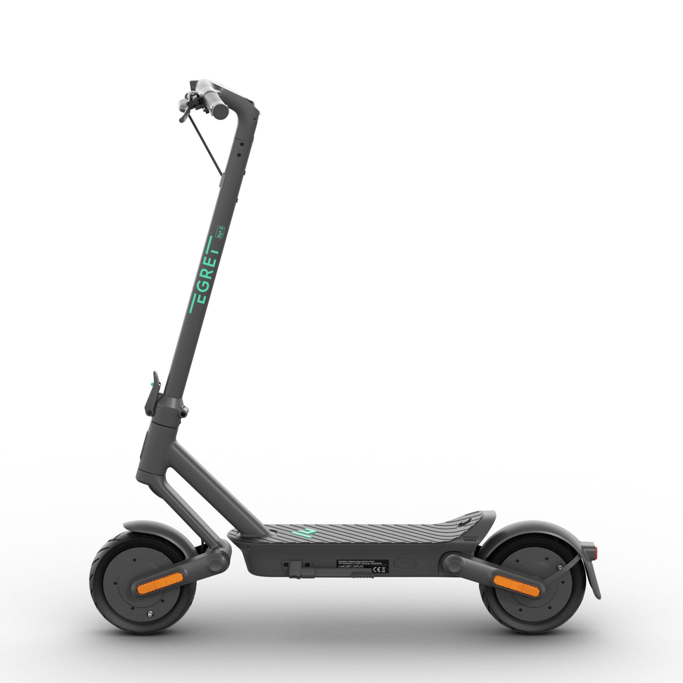 Dunkelgrauer Elektroroller auf weißem Hintergrund.