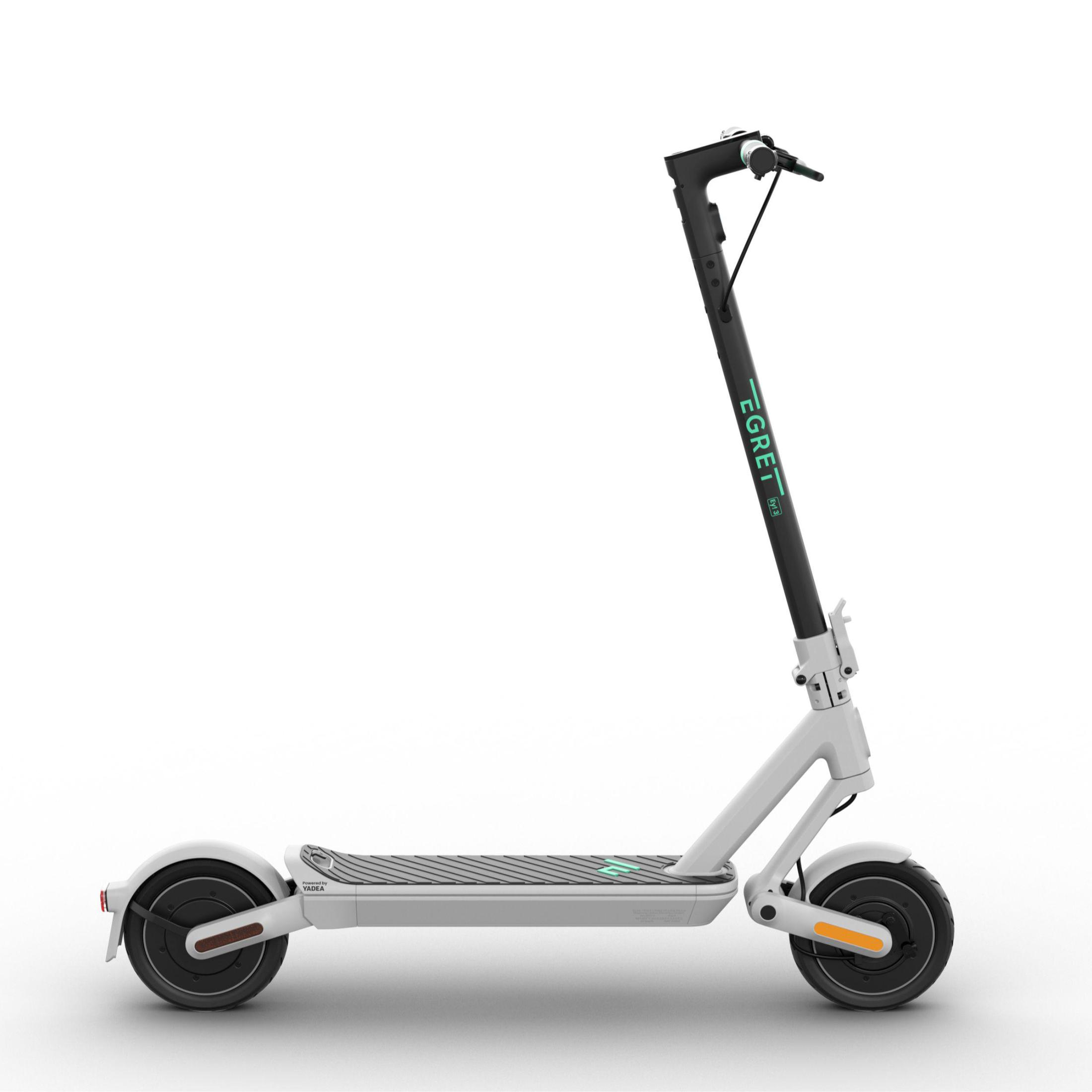 Ein weißer Elektroroller mit schwarzem Lenker, grauer Fußplattform und orangefarbenen und schwarzen Rädern.