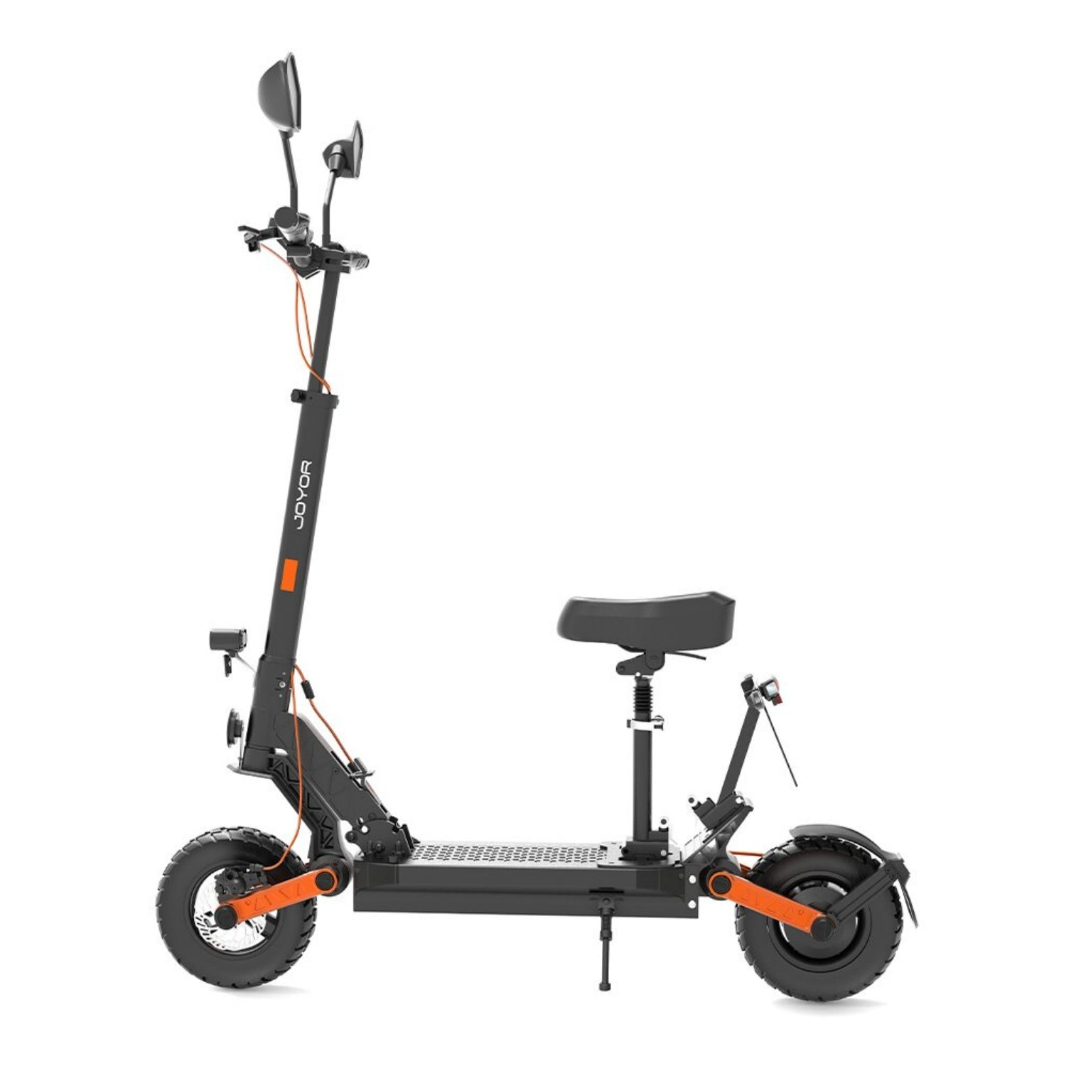 Ein Elektroroller mit Sitz, Spiegeln und orangefarbenen Akzenten, vor weißem Hintergrund.