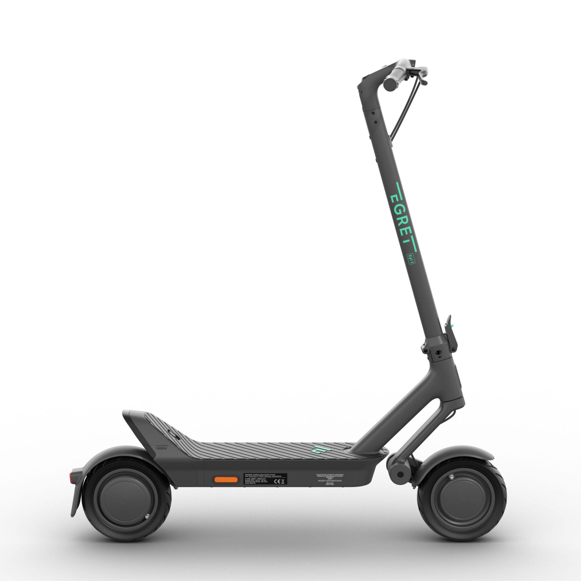 Scooter elettrico grigio con accento verde. Lo scooter è su una superficie bianca.