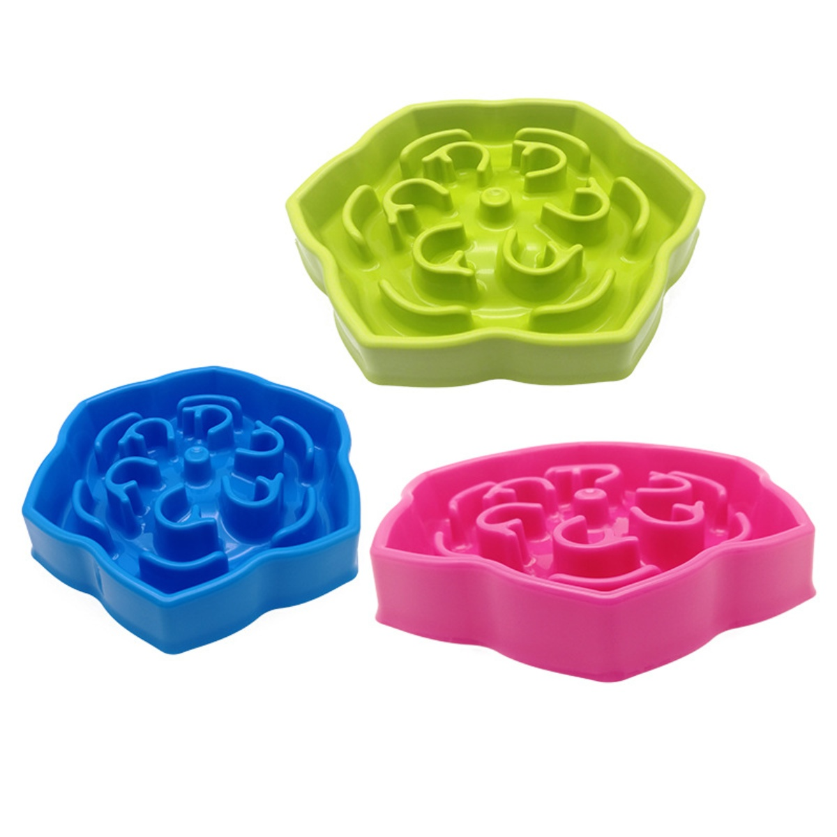 Drei Futternäpfe für Haustiere in Grün, Blau und Rosa mit labyrinthartigen Mustern.