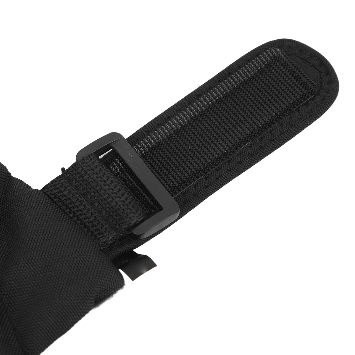 Nahaufnahme eines schwarzen Riemens mit Schnalle, wahrscheinlich von einer Tasche oder ähnlichem Zubehör.