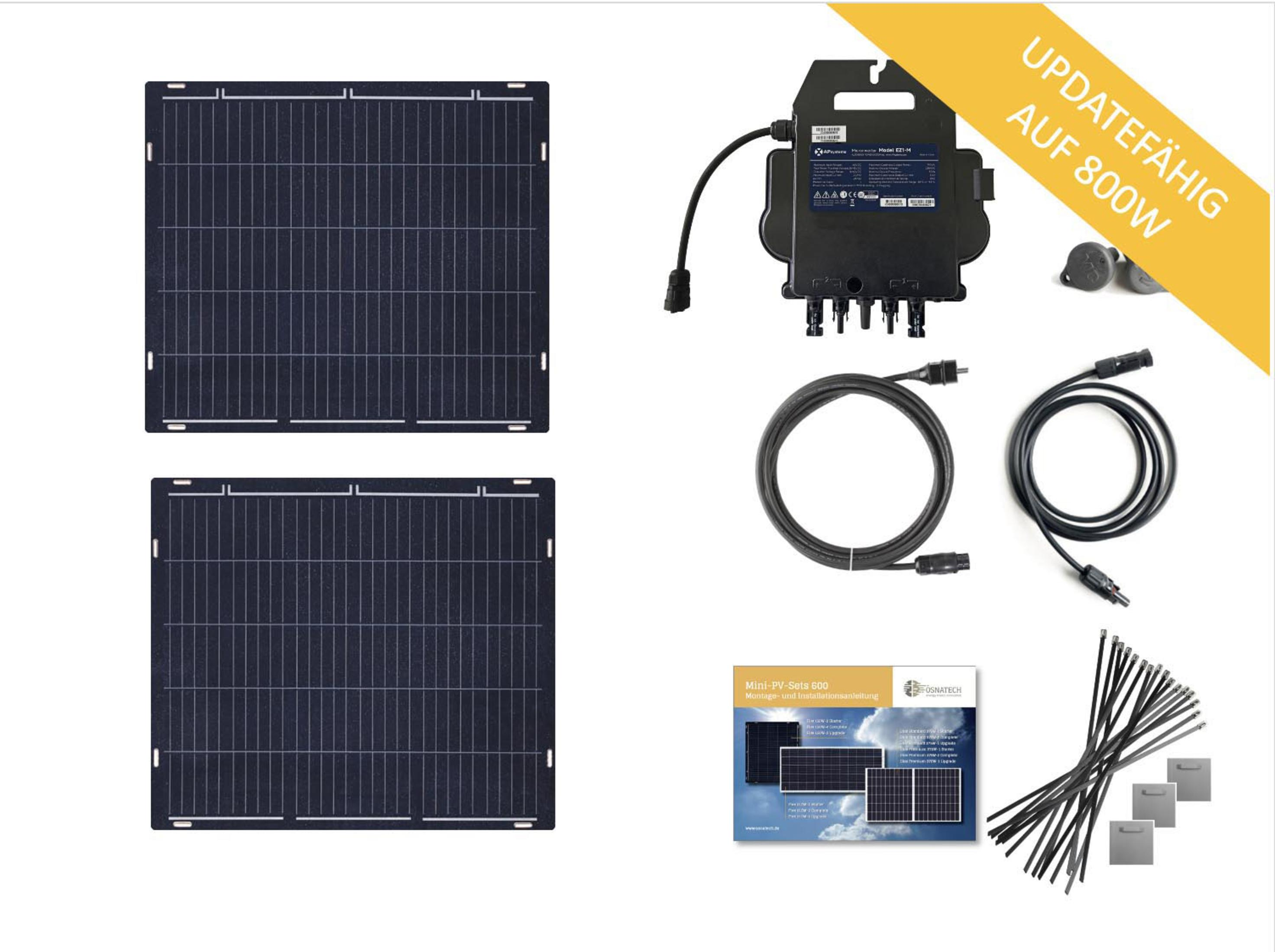 Solarmodule, Wechselrichter, Kabel und Zubehör. Die Module sind quadratisch. Der Wechselrichter hat Kabel angeschlossen. Es gibt Kabelbinder.
