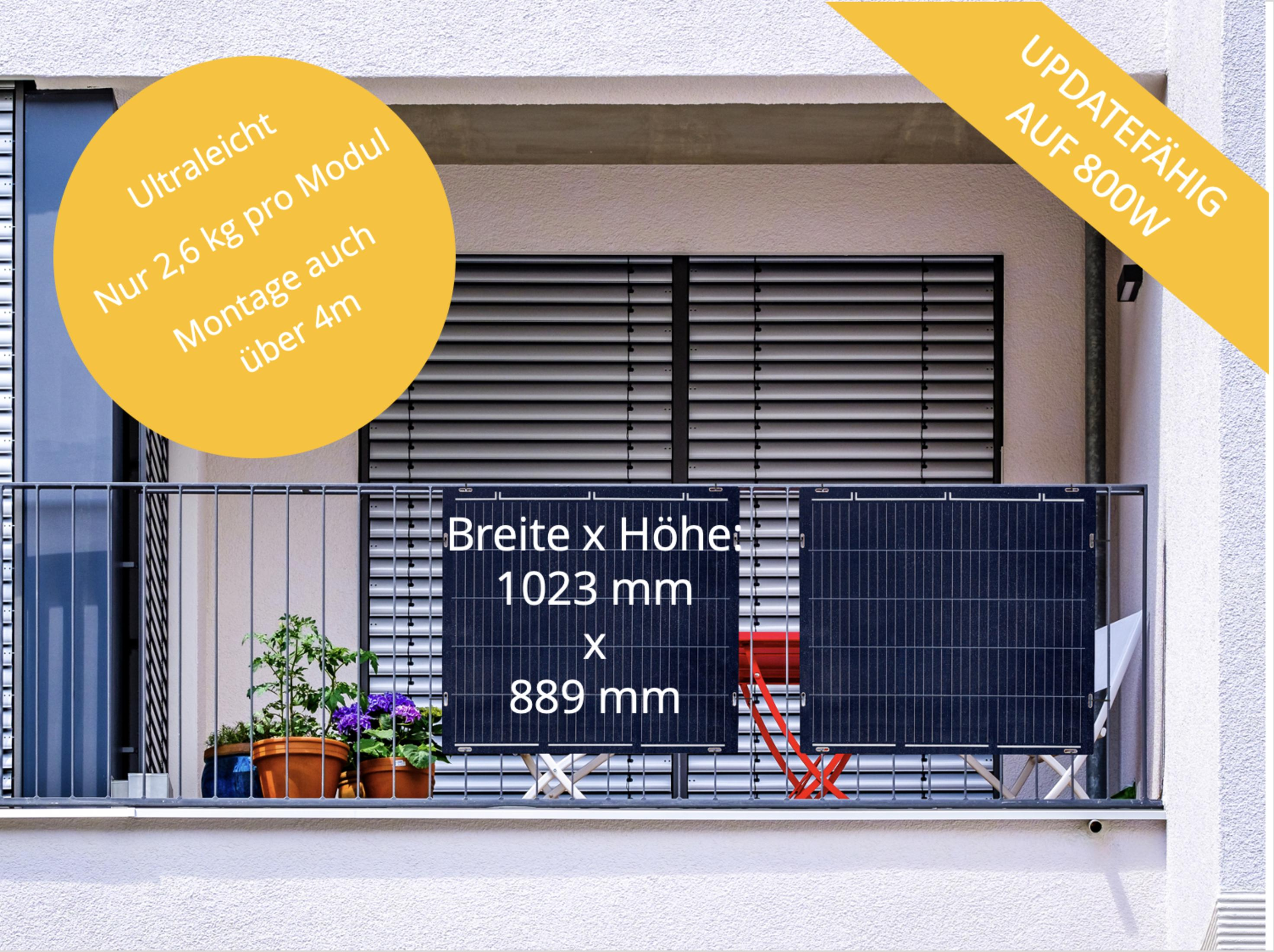 Solarpaneele auf einem Balkon. Bild mit Text über Größe und Eigenschaften, sowie rotem Stuhl.