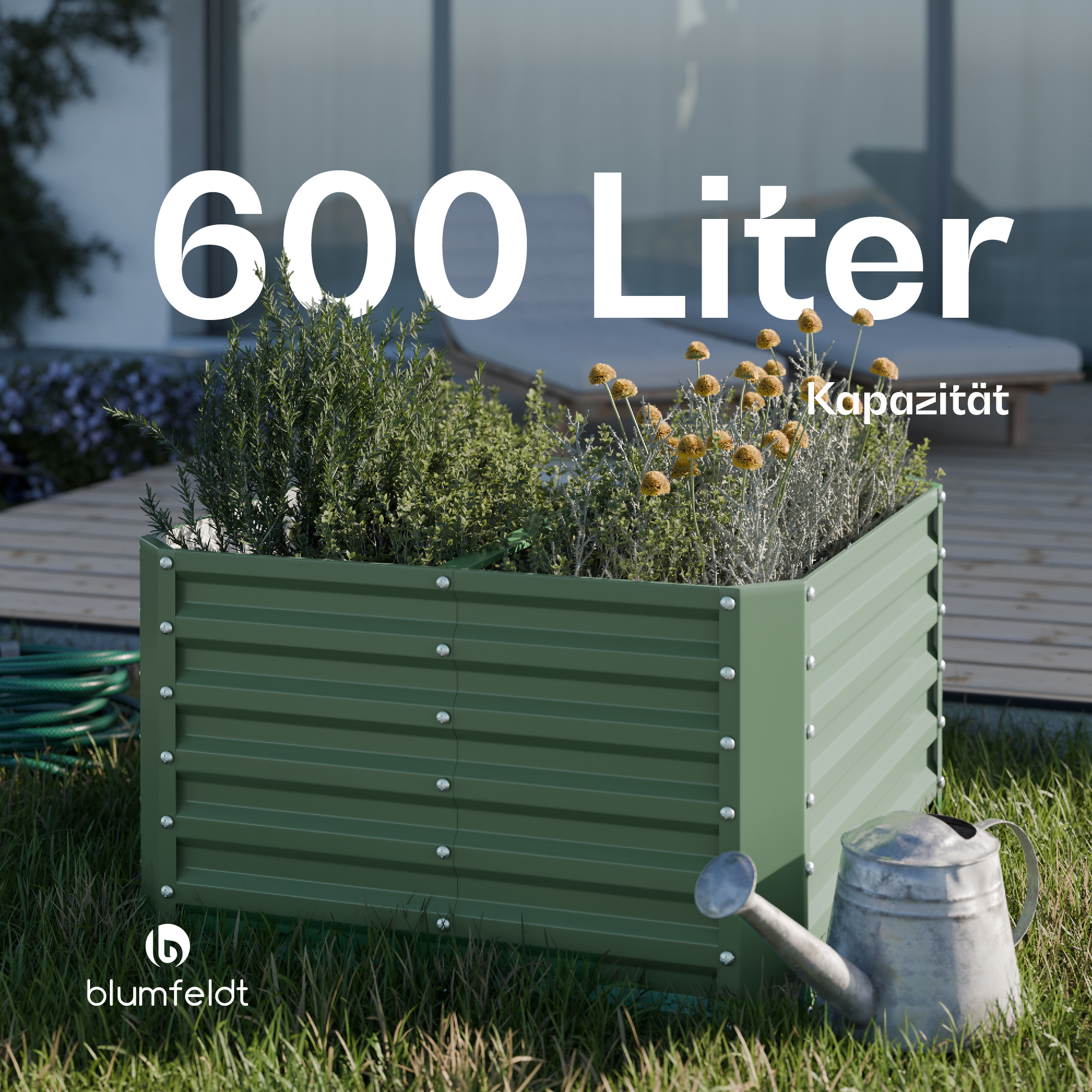 Ein grüner Metallpflanzkasten mit Kräutern und gelben Blumen steht auf Gras neben einer Gießkanne.