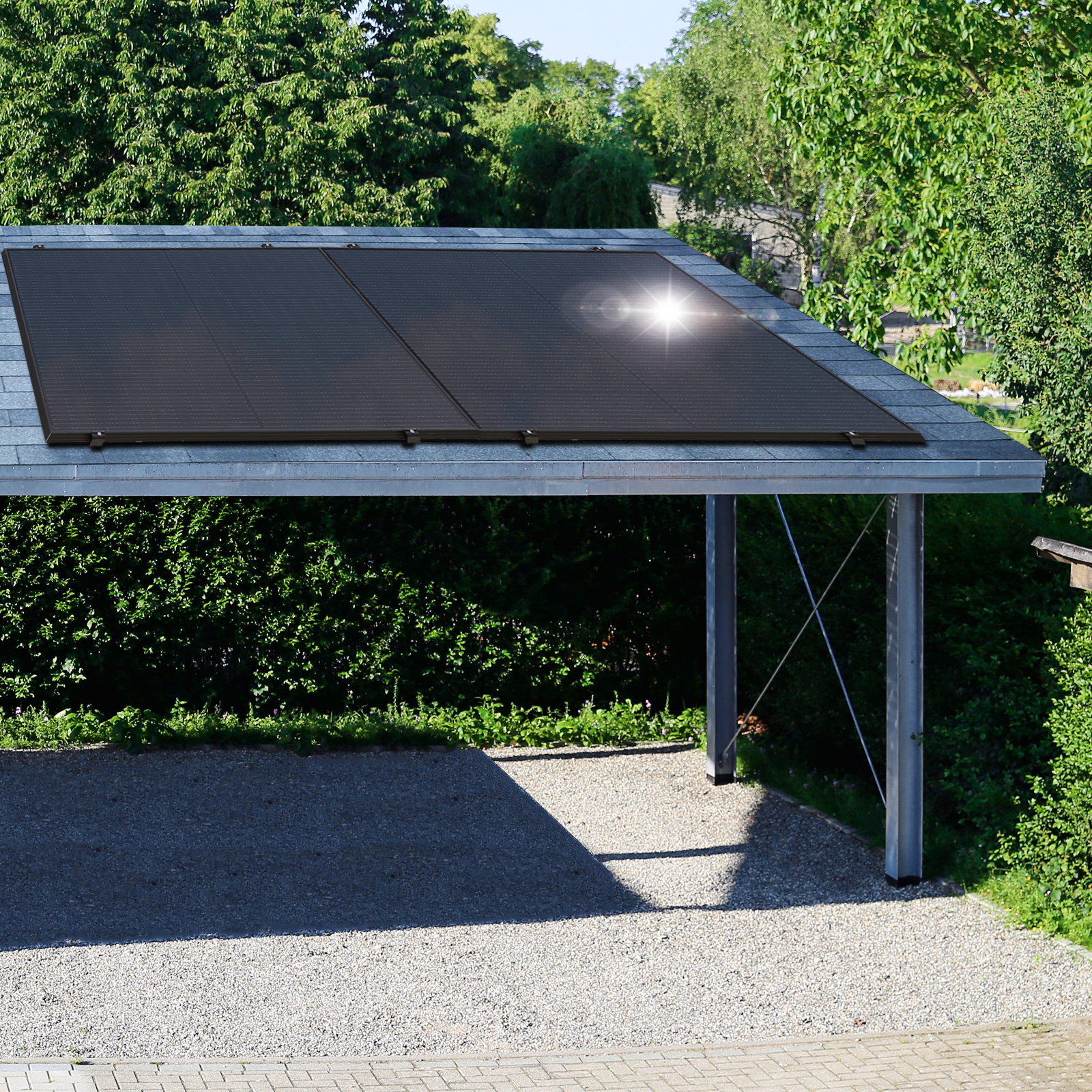 Carportdach mit Sonnenkollektoren, mit einer hellen Sonne, die auf die Paneele scheint.
