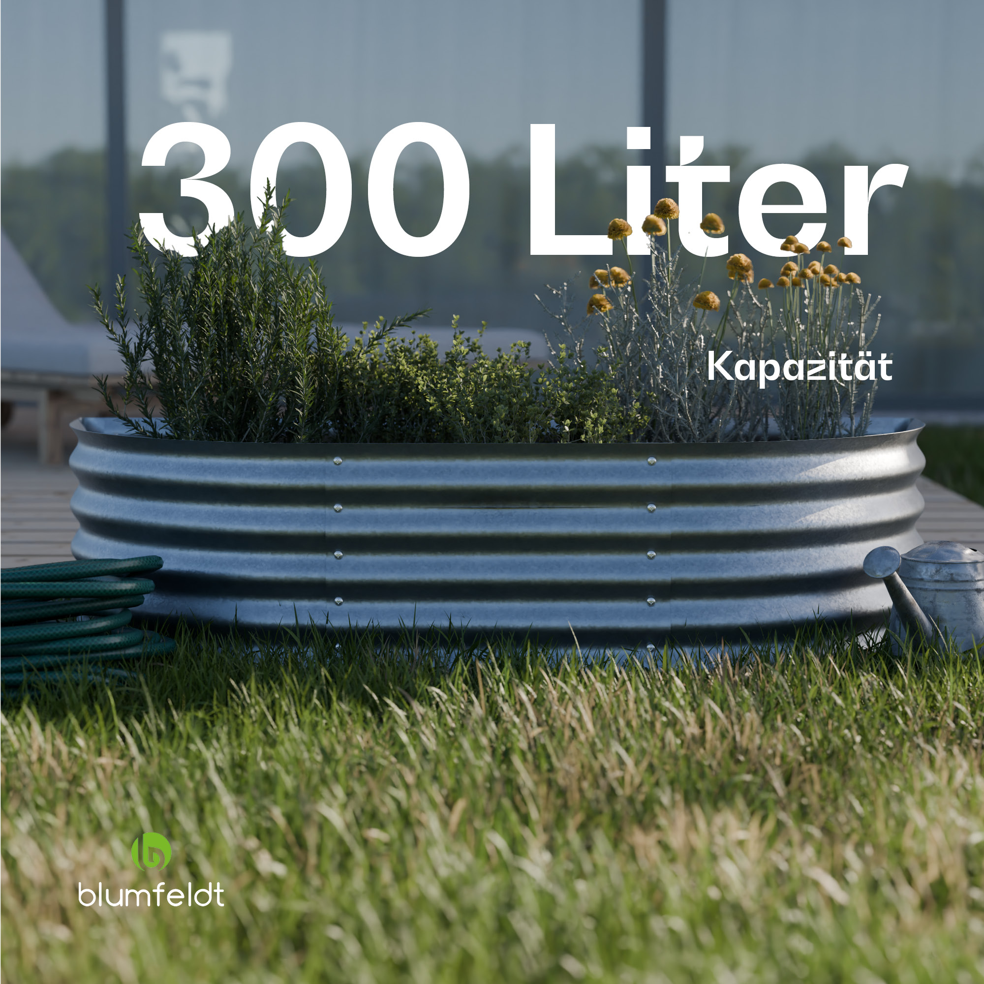 Ein 300-Liter-Hochbeet mit Pflanzen, Gras und einer Gießkanne.
