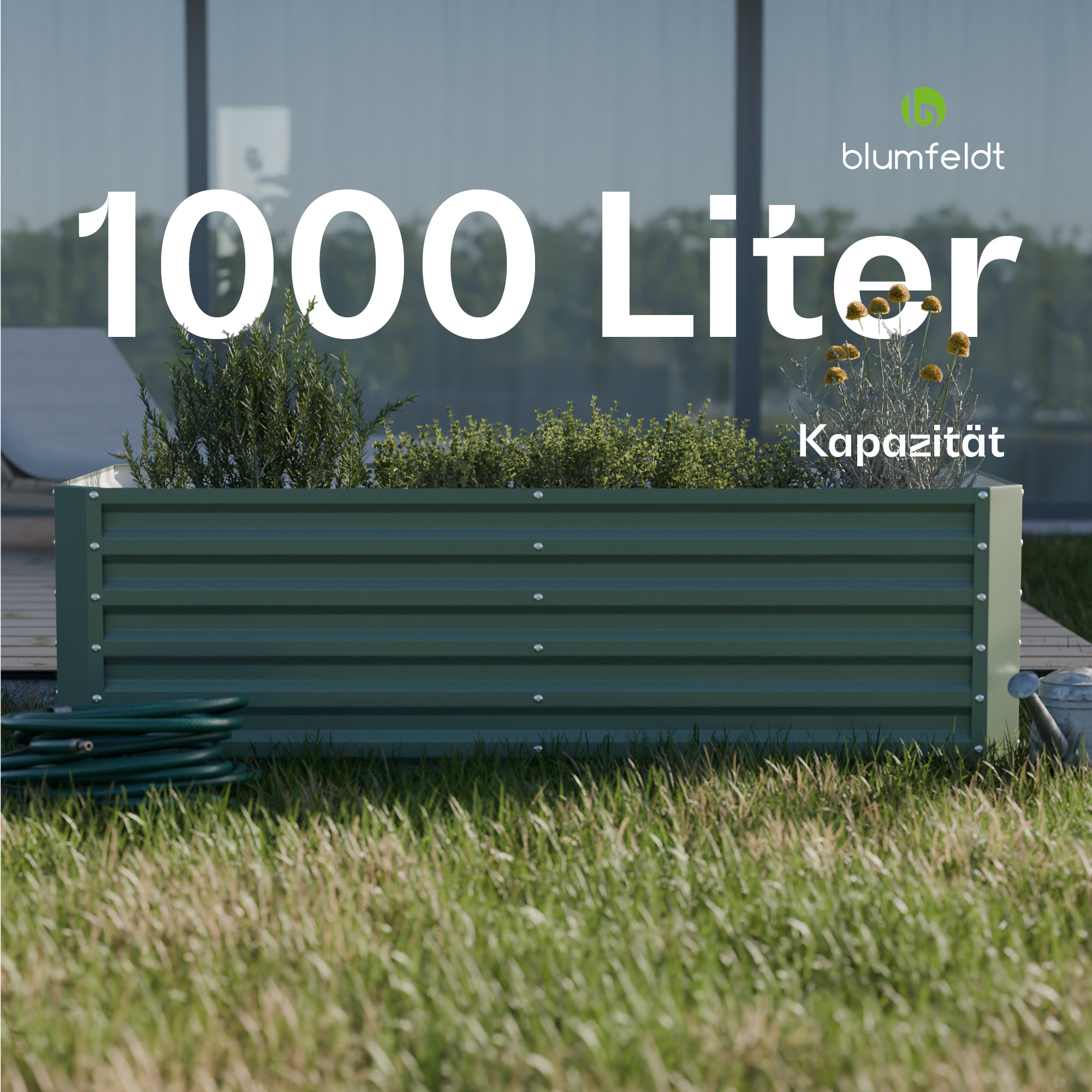 Grüner Metallpflanzer mit Pflanzen. Text '1000 Liter Kapazität' darüber. Grüner Gras Hintergrund.