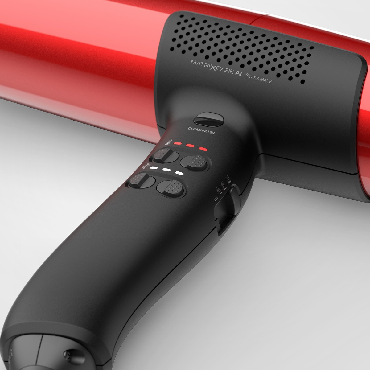 Zbliżenie czerwono-czarnej suszarki do włosów, pokazujące przyciski i nazwę marki.