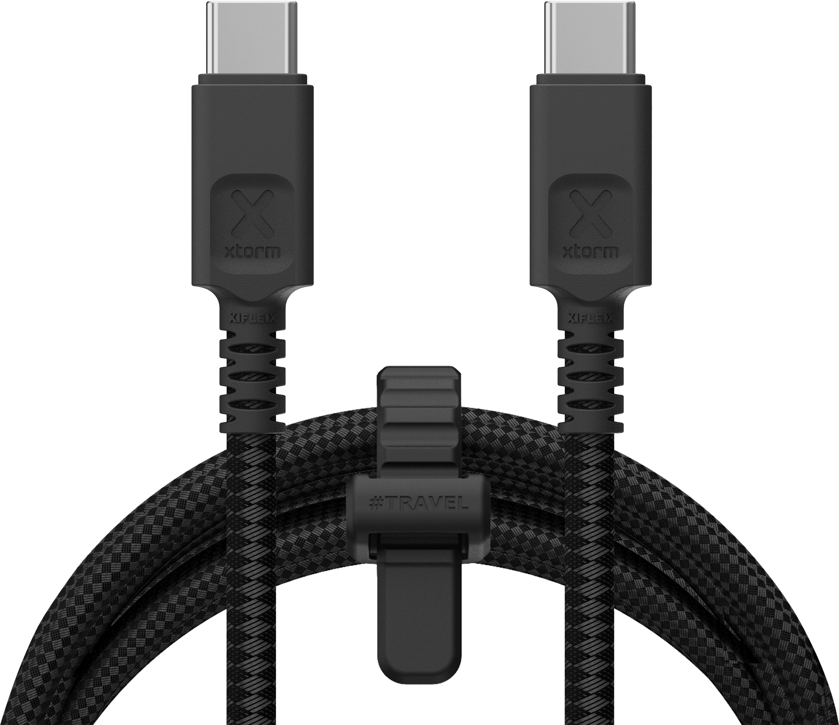 Schwarzes USB-C-Kabel mit zwei Steckern. Ein schwarzer Clip mit #TRAVEL-Text am Kabel.