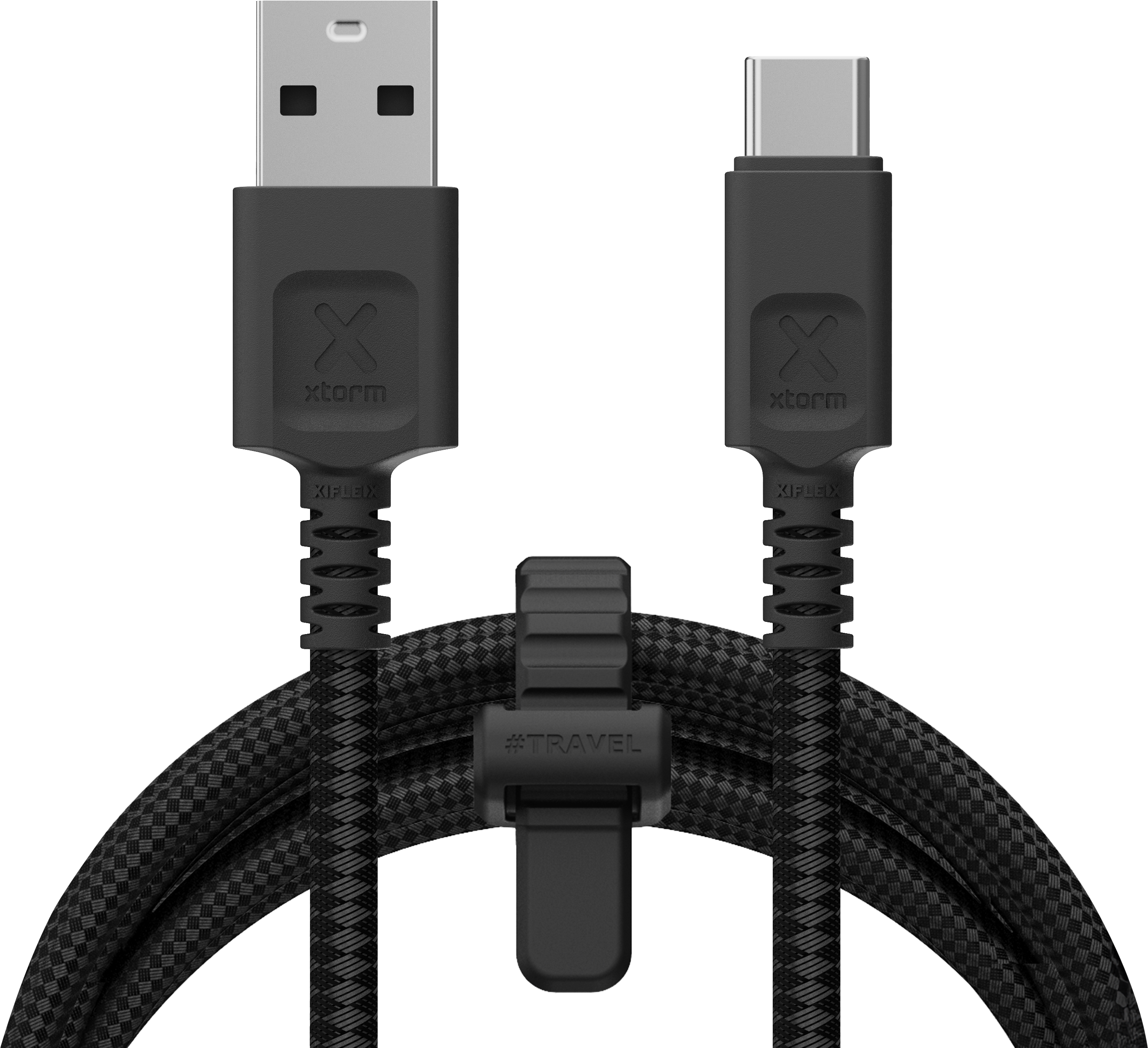 Ein schwarzes USB-C-Kabel mit einem USB-A-Anschluss und einem Clip mit dem Wort #TRAVEL.