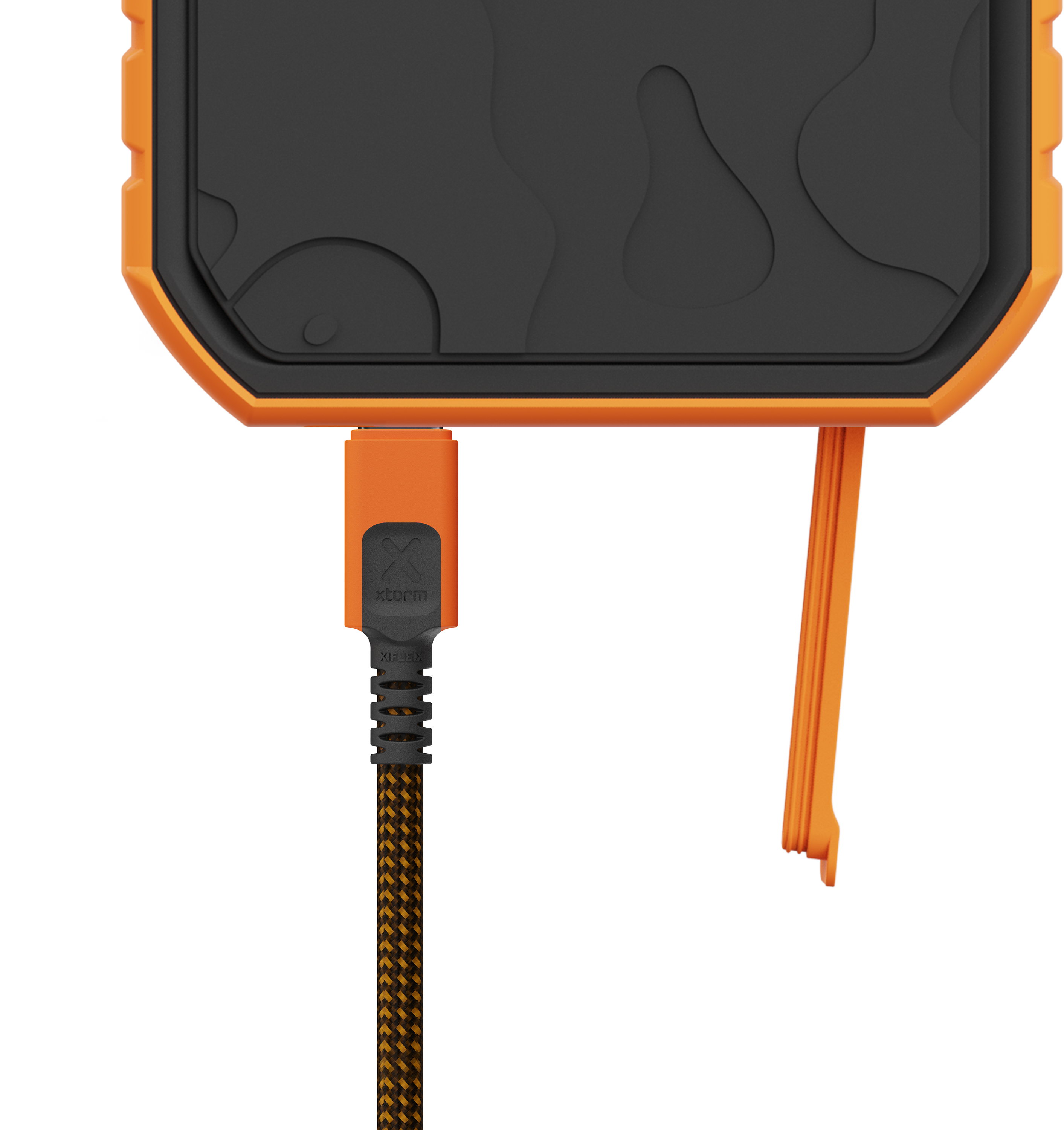 Telefon wird mit einem orangefarbenen Kabel und Stecker vor schwarzem Hintergrund geladen.