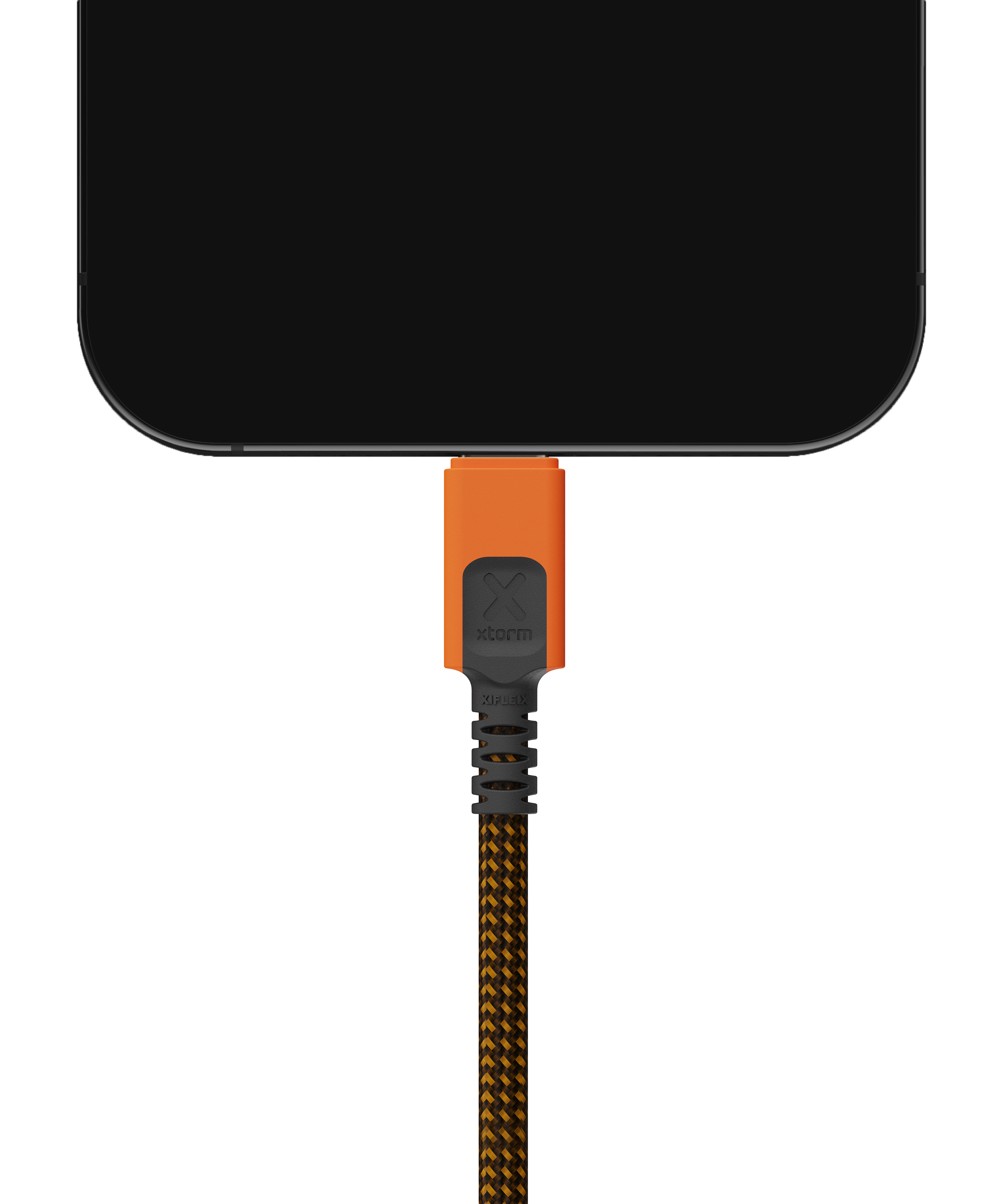 Ein oranges Ladekabel, das in ein schwarzes Telefon eingesteckt ist, mit schwarzem Hintergrund. Fokus auf das Kabel.