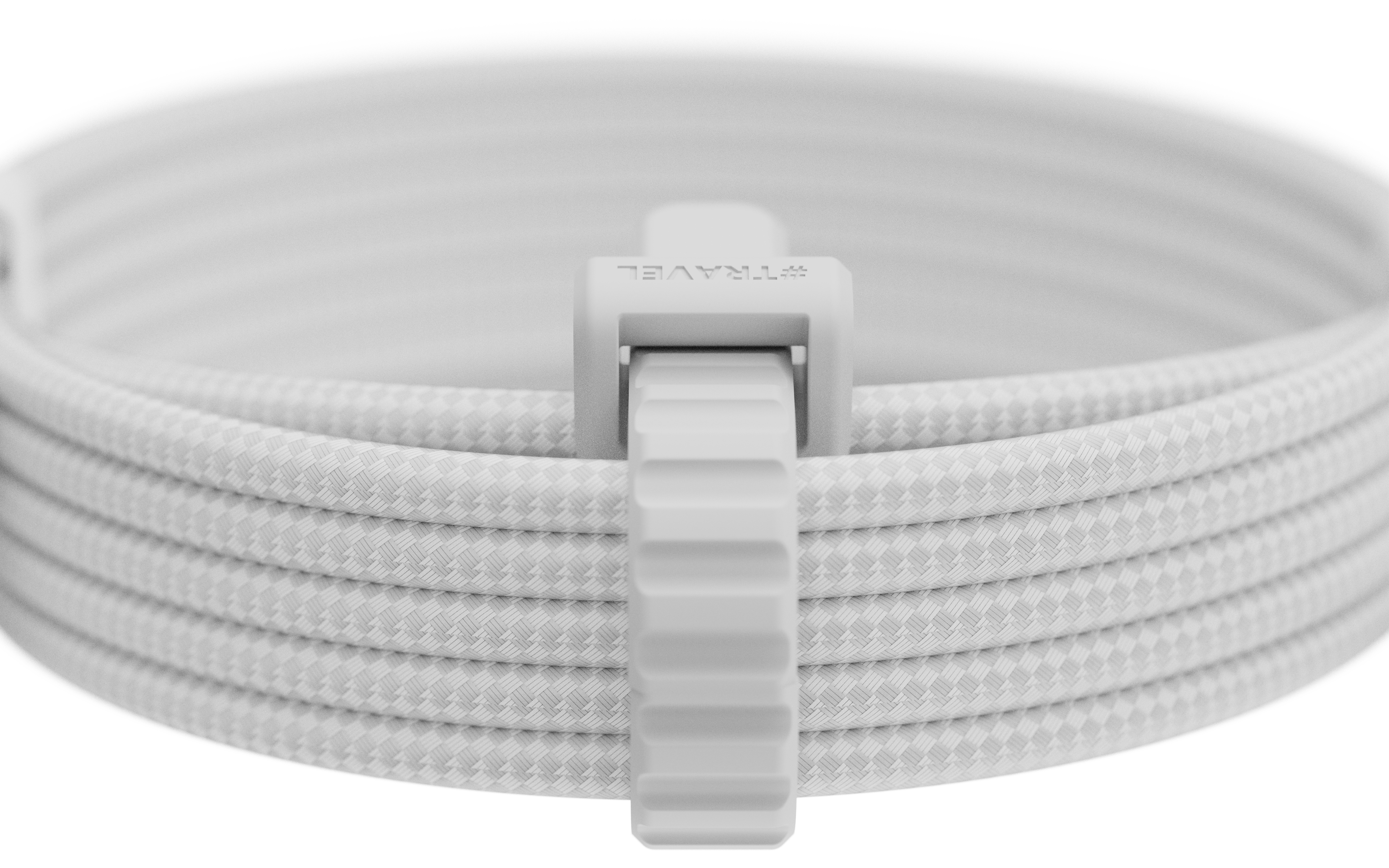 Weißes Kabel mit Clip. Das Kabel ist aufgerollt, der Clip befindet sich in der Mitte. Weißer Hintergrund.